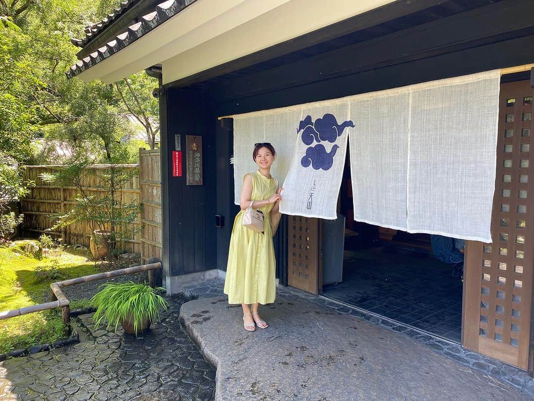 桜帆ゆかりのインスタグラム：「最近【和】や【日本らしさ】が心落ち着く〜🎋⛩️ 手入れの行き届いたお庭は本当に奥ゆかしくて計算されてて美しい✨  昔からの建物を眺めながらゆっくり歩いたり少し歴史を妄想したり…笑　年月を重ねて日本を色々行けたらいいなぁ🗾  今年は浴衣着れるかなー⁇👘🎆  #日本らしさ #和 #古都　が好き #奈良　また行きたいな #箱根 #京都 #鎌倉」