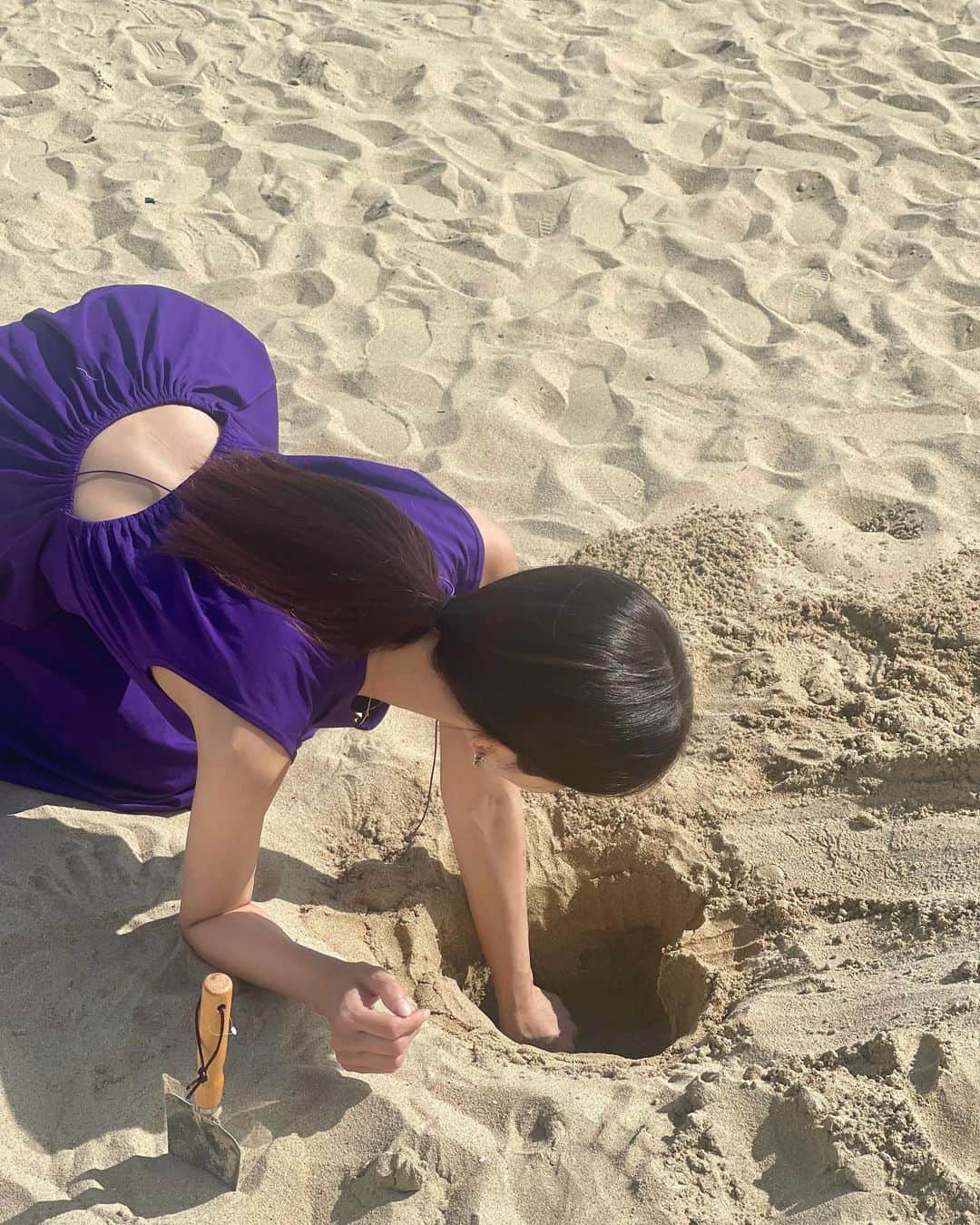 キム・ミニさんのインスタグラム写真 - (キム・ミニInstagram)「모래사장 한가운데에서 삽 들고 있는 애 보이면 신고하지 말아주세요… 마음속에 묻어두었던 동심을 건드리고 있거든요..」7月6日 22時39分 - mimiwor