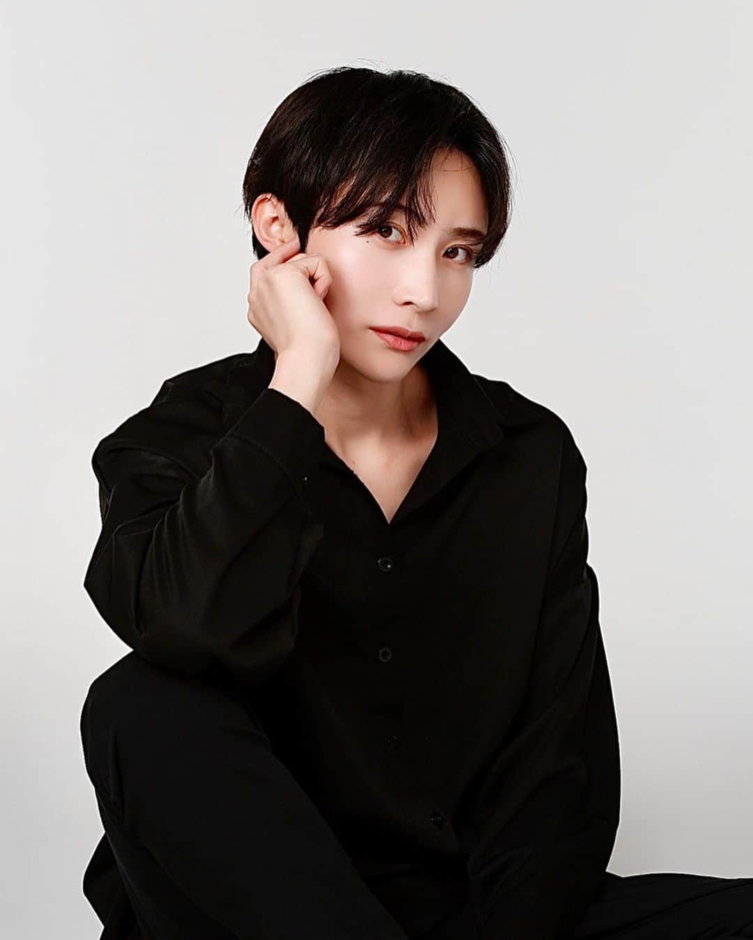 車谷セナのインスタグラム：「顔の色と首の色が違う！ って言われるのが嫌だった。  そんな気持ちから生まれたのが アンリクスのボディー用ファンデーション  顔だけ浮いて見えちゃうのを解決する そんな新たなファンデ👏🏻  顔用のファンデと違うのは 伸びの良さと密着の凄さとナチュラルさ！  スッと伸びてサラッと密着。 自然すぎてついてるのもわからないレベルで 肌と同化するようにトーンアップもする。  この絶妙なテクスチャーを実現するのも すごく時間がかかってます。  肌に何かをつけているストレスも感じないから 半袖のときの腕のトーンアップにもいいし、 首に塗布して顔とのトーンを合わせるのもOK  動画の仕上がりがイメージです。  #ボディファンデ #ファンデ #トーンアップ #ネックファンデ #ボディ用ファンデ  #UNLICS #アンリクス #フォトジェニックウェア #メンズ美容 #美容男子」