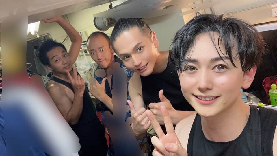 友常勇気さんのインスタグラム写真 - (友常勇気Instagram)「End of the first day of the stage🥰 Thank you for coming today👏🤩 We will do our best tomorrow😁👍✨ ご来場誠にありがとうございました❕❕ ミュージカルの火消し如何でしたか？？ 暑い日が続きますが、 是非熱き火消しの話しを観にきて下さい🤩 素敵な作品になってます❕ 明日もやるぞぉーー‧˚₊*̥(∗︎*⁰͈꒨⁰͈)‧˚₊*̥ #初日終了  #ご来場誠に #ありがとうございます  #明日も #頑張る #烈火の人 #友常勇気 #髙木聡一朗 #國神翔 #宮川智之 p.s そーいちろうがケータリング入れてくれました🥹❤️ 素敵な弟に感謝😭🥰」7月6日 22時42分 - yuki_tomotsune