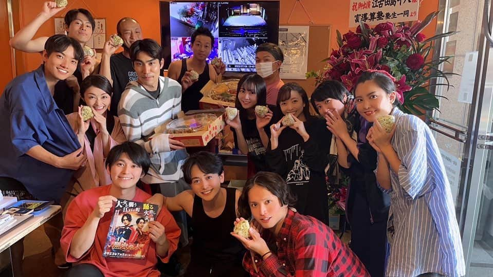 友常勇気さんのインスタグラム写真 - (友常勇気Instagram)「End of the first day of the stage🥰 Thank you for coming today👏🤩 We will do our best tomorrow😁👍✨ ご来場誠にありがとうございました❕❕ ミュージカルの火消し如何でしたか？？ 暑い日が続きますが、 是非熱き火消しの話しを観にきて下さい🤩 素敵な作品になってます❕ 明日もやるぞぉーー‧˚₊*̥(∗︎*⁰͈꒨⁰͈)‧˚₊*̥ #初日終了  #ご来場誠に #ありがとうございます  #明日も #頑張る #烈火の人 #友常勇気 #髙木聡一朗 #國神翔 #宮川智之 p.s そーいちろうがケータリング入れてくれました🥹❤️ 素敵な弟に感謝😭🥰」7月6日 22時42分 - yuki_tomotsune