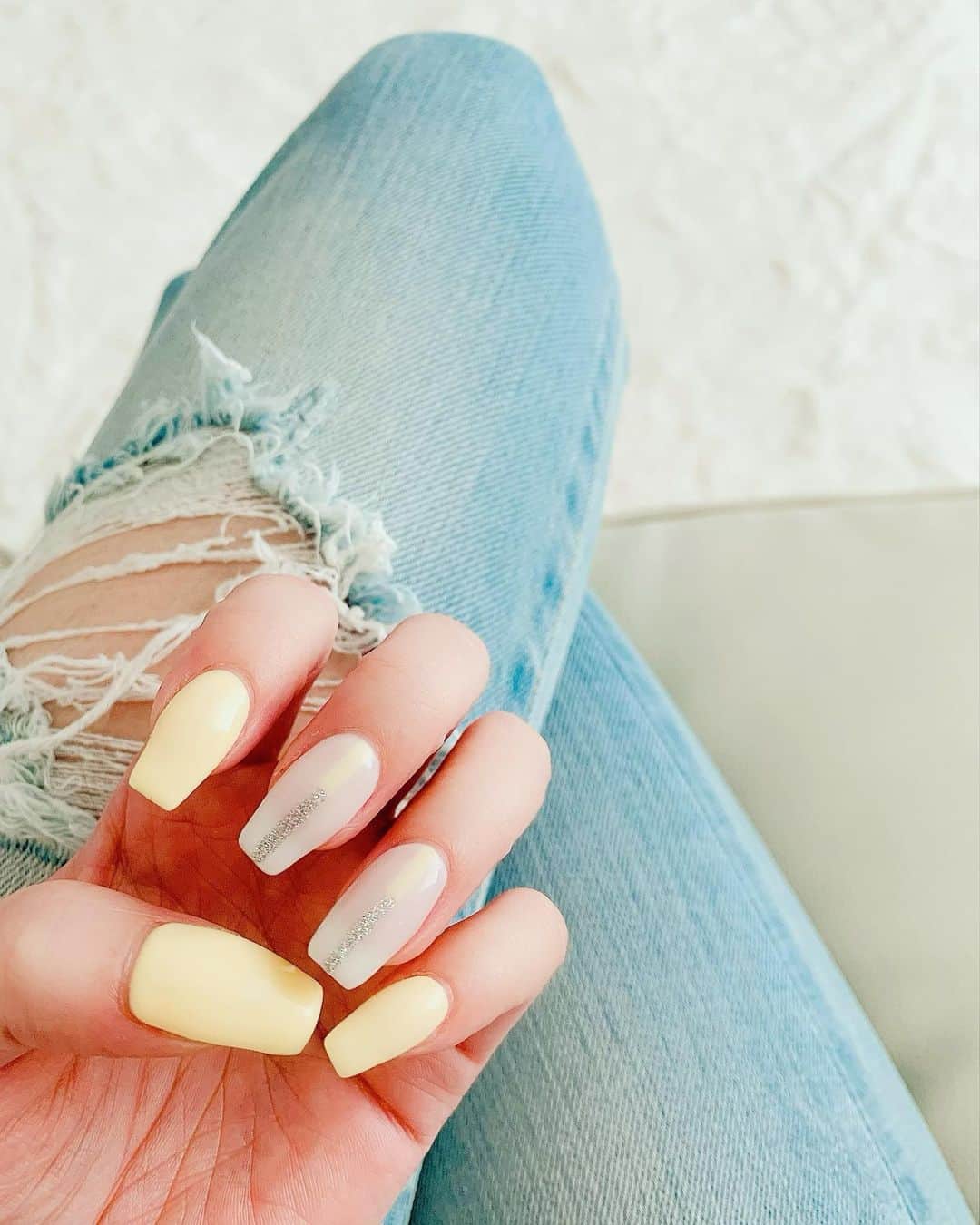 加賀美早紀のインスタグラム：「はっぴーいえろー  #nails #nailart #ネイル @n7_nail」