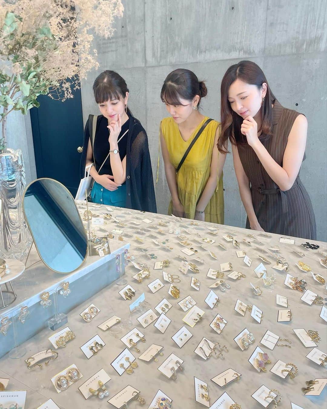 伊波紗友里のインスタグラム：「先日のお買い物。  みんなでAKINAWANに行ってきましたー！可愛いすぎて、悩みすぎて、テーブルを何周もぐるぐる。笑  そして、その時購入した指輪が サイズぴったりになり本日届きました！ アキナさん、ありがとうございます」