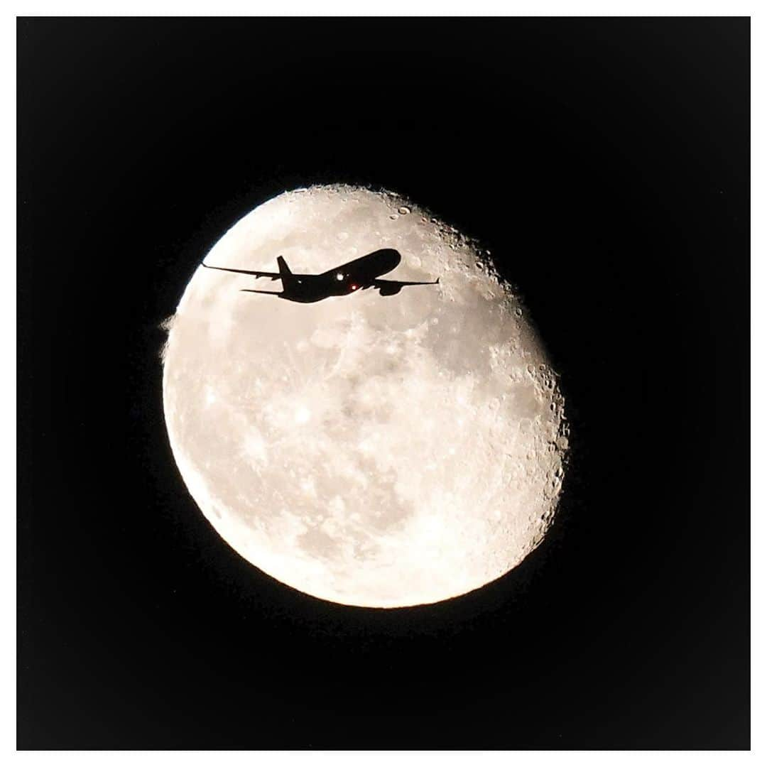 さだまさしさんのインスタグラム写真 - (さだまさしInstagram)「今宵の月と飛行機🌖✈️ . #今宵の月  #月 #月と飛行機 #さだまさし #sadamasashi」7月6日 22時45分 - sada_masashi