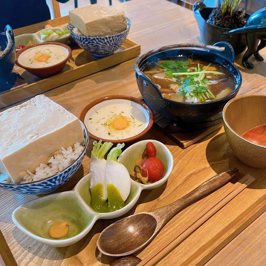 小嶋菜月のインスタグラム：「豆腐めし🥰❤ . . もう何度行ったのかわからないぐらい 大好きでお気に入りなお店っ😋💛 . . 味がしみてる豆腐めしも最高なんだけど きのこ汁もめちゃくちゃ美味しいの🥹🍄 . . 箱根に行く機会があったら みなさんにも是非おすすめだよっ🥰 . . #箱根 #箱根百楽 #豆腐めし #きのこ汁」