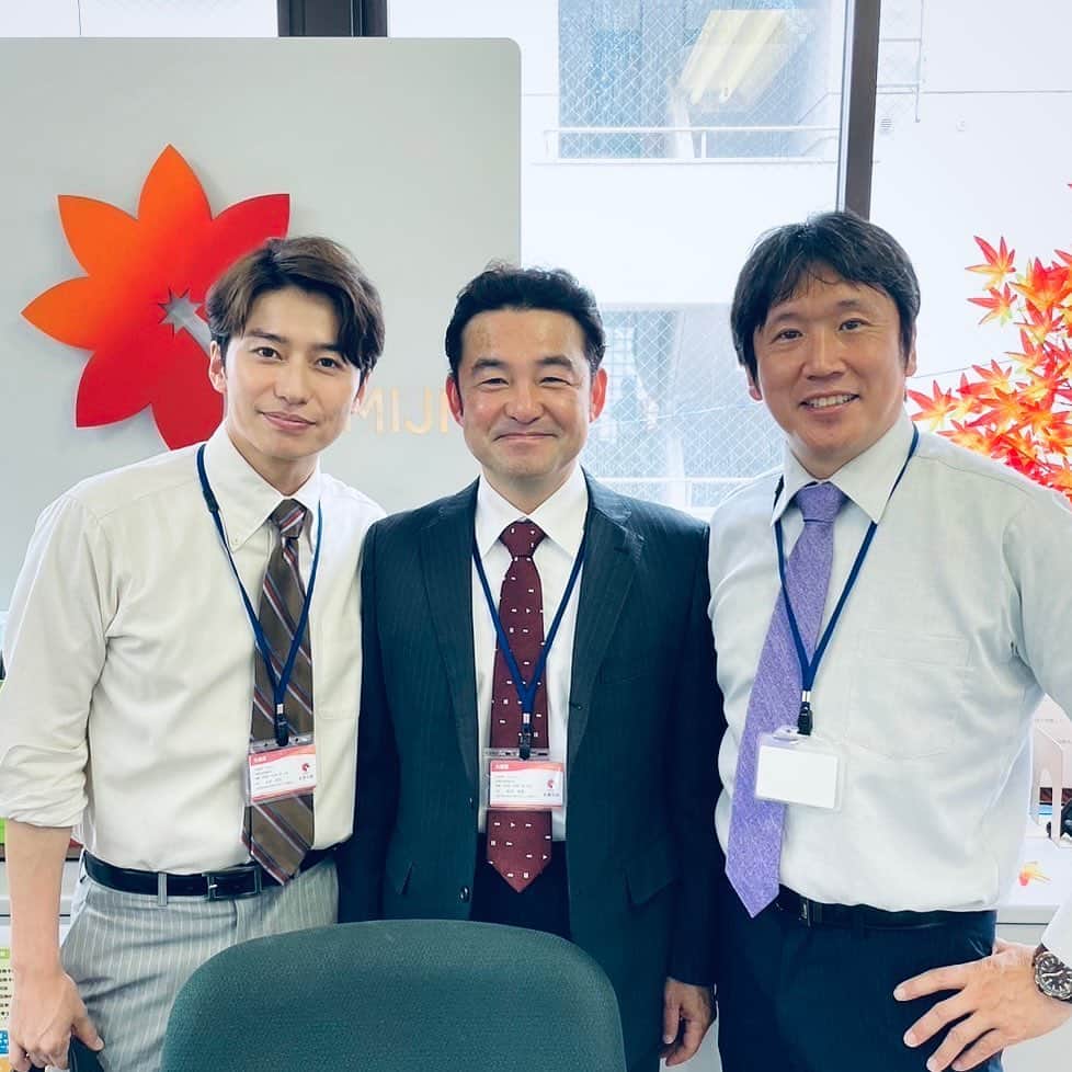 のインスタグラム：「7月7日(金) スタート！毎週金曜24:30〜24:59 🌟金曜ドラマDEEP🌙 「癒しのお隣さんには秘密がある」 （※初回は25:00〜25:29放送）  どうぞ宜しくお願い致しますm(_ _)m  #癒しのお隣さんには秘密がある #金曜ドラマdeep #中前勇児 監督 #中前組 #映画てぃだ のメンバーで記念撮影 😊😊😊  https://www.ntv.co.jp/deep-otonarisan/」