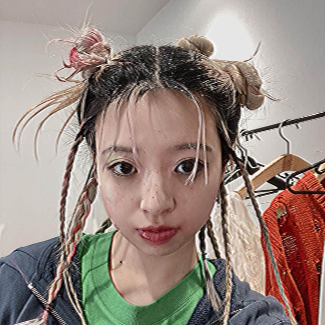 甘楽さんのインスタグラム写真 - (甘楽Instagram)「"MAKE"2ルック目！  1番お気に入りで1番私らしいなと思っている自己満コーディネート⋆͛*͛ ͙͛⋆  tops @heavn  bottoms @littlesunnybitestyle  shoes @grounds  という好きの詰め合わせ。 はあ、毎日こんな格好できたら良いのにー！！！服大好き！！  そして見て欲しいのがhitomiさん作のウィッグ✨MAKEって書いてあるよ！  ヘアスタイルはy2kな感じでツンツンにして欲しいとお願い🤲  前編通してアートメイクをしてもらって、このルックではブラシで赤いの顔面に散らしてもらってる！んきゃわちー🫶  ルックとヘアメに注目して是非もう一度MV見てみて❤️‍🔥  #haven #heavenbymarcjacobs #littlesunnybite #grounds #mikiosakabe #y2k #y2khair #artmakeup #artphoto」7月6日 22時53分 - n__feni