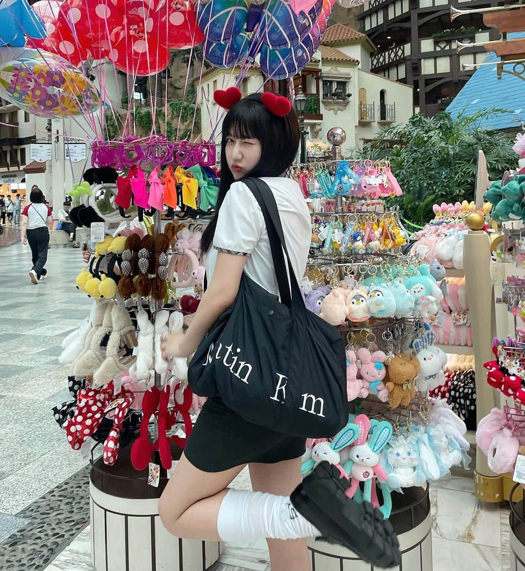 河崎みーなのインスタグラム：「롯데월드 왔지롱~~🇰🇷❤️🎢  お客さんの9割が制服なので25歳で制服着ても全然浮かないです。(そう信じたい)  人生最後の制服だと思って思いっきり楽しんだなり🐰 大雨だったけど室内で楽しめたよ〜〜❕  制服は　@ehwagyobok で借りた🫶🏻 . . . #ロッテワールド　#渡韓 #韓国旅行 #ソウル旅行 #롯데월드」