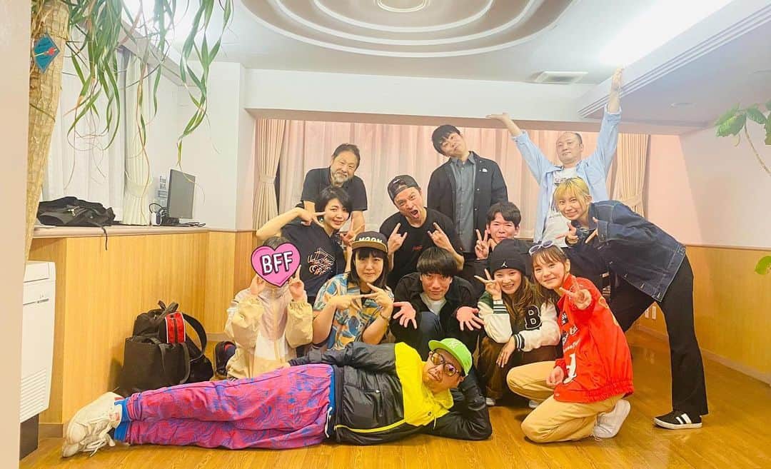 のインスタグラム：「「FREE MY SOUL」のMVが公開されました〜🎉  最高のぜわすと最高のスタッフさん達と！  待ち時間すら楽しくて4時間くらいワードウルフやってた🙄  またタツヤさんチームに撮影してもらえて嬉しいです🥰  ７月１５日、１６日はぜわすとライブなのでぜひ✌️ １５日ライブ会場で短冊CD買ってもらえると全員のサインつくよ！  MV見てね〜 #絶対忘れるな　#WAYWAVE」