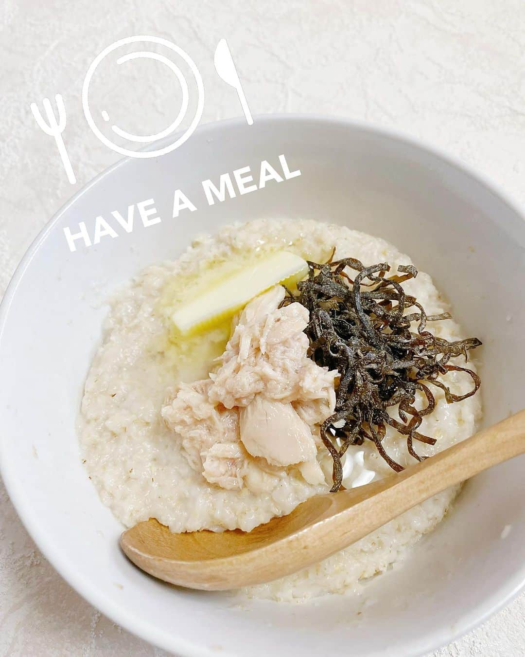 小柳津真由美のインスタグラム：「今日の朝食❣️ 何だと思いますか？  答えは・・・オートミール❗️  低GI食品として注目されているオートミールですが 今朝食べたのは北欧フィンランド産100%オーツ「オーツful」@oats.ful   フィンランド北緯65°の世界最北端で栽培されるオーツを原料に開発されたフィンランド生まれ日本製造の商品なんです  日本ではまだ知られていない本物の素材を使ったプレミアムなオートミール  1包ずつ個包装されているのも使い易く パッケージも可愛い💕  レシピに載っていたツナ塩昆布バターでいただいてみましたがツナのコクが加わって美味しかったです♪  ヨーグルトやフルーツは勿論❗️ 色々な食べ方で続けてみたいです(^^)  #オーツful #フィンランド #オーガニックオートミール #グルテンフリーオートミール #オーガニック #グルテンフリー #oatsful #オーツフル #低gi 食品 #オートミールレシピ #健康生活 #小柳津真由美 PR」