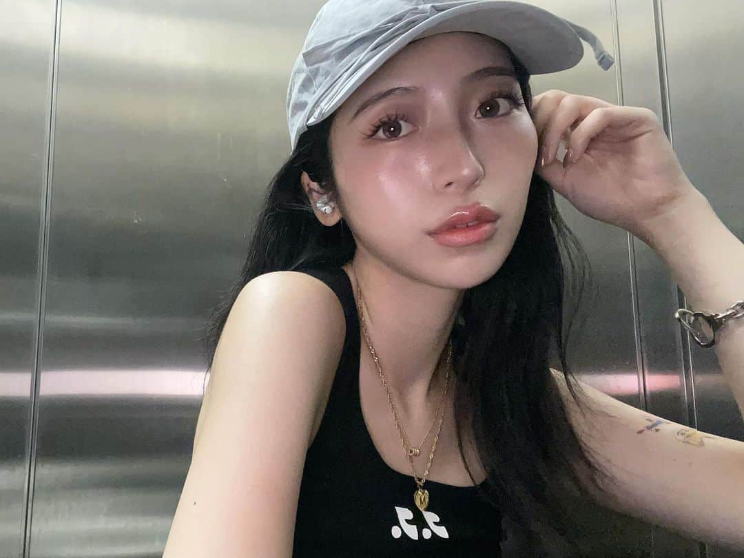 原涼香のインスタグラム：「どっちもオススメブランド🖤 🧢 @awesomeneeds  👕 @rr_restandrecreation  ㅤㅤㅤㅤㅤㅤㅤㅤㅤㅤㅤㅤㅤ ㅤㅤㅤㅤㅤㅤㅤㅤㅤㅤㅤㅤㅤ カラコンはウォニョンカラコン⁺⊹˚.⋆ ㅤㅤㅤㅤㅤㅤㅤㅤㅤㅤㅤㅤㅤㅤㅤㅤㅤㅤㅤㅤㅤㅤㅤㅤㅤㅤㅤㅤㅤㅤㅤㅤㅤㅤㅤㅤㅤㅤㅤ  10%offになります♡↓  クーポンコード:suzuka_hara10  クーポンリンク: https://hapakristin.jp/discount/suzuka_hara10   ㅤㅤㅤㅤㅤㅤㅤㅤㅤㅤㅤㅤㅤ  #SHIMA#韓国ヘア#韓国スタイル#レイヤーカット#ワンホンヘア#ワンホン#ダークトーン#網紅#初カラー#暗髪#ベージュカラー#ラベンダーカラー#グレージュ#オリーブカラー#透明感カラー#銀座美容院#銀座美容室#美容師#시스루뱅#레이어드컷#koreanhair」