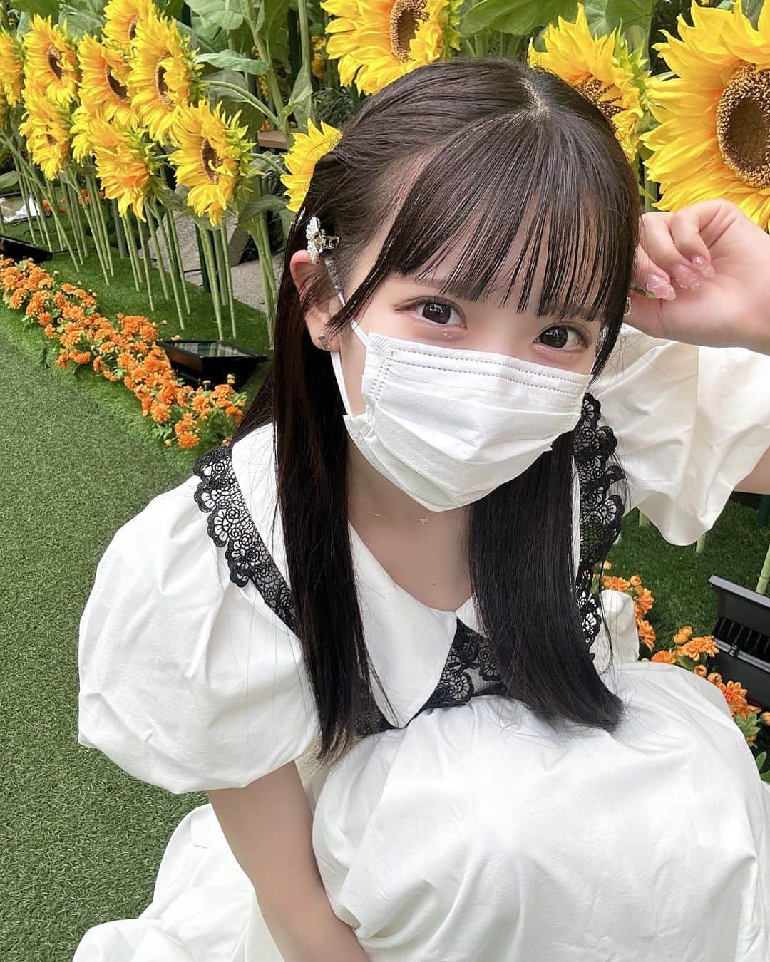 のインスタグラム：「. 🌻 . #ひまわり畑 #向日葵畑 #白ワンピースコーデ #黒髪ストレートロング #シースルーぱっつん　#epine」