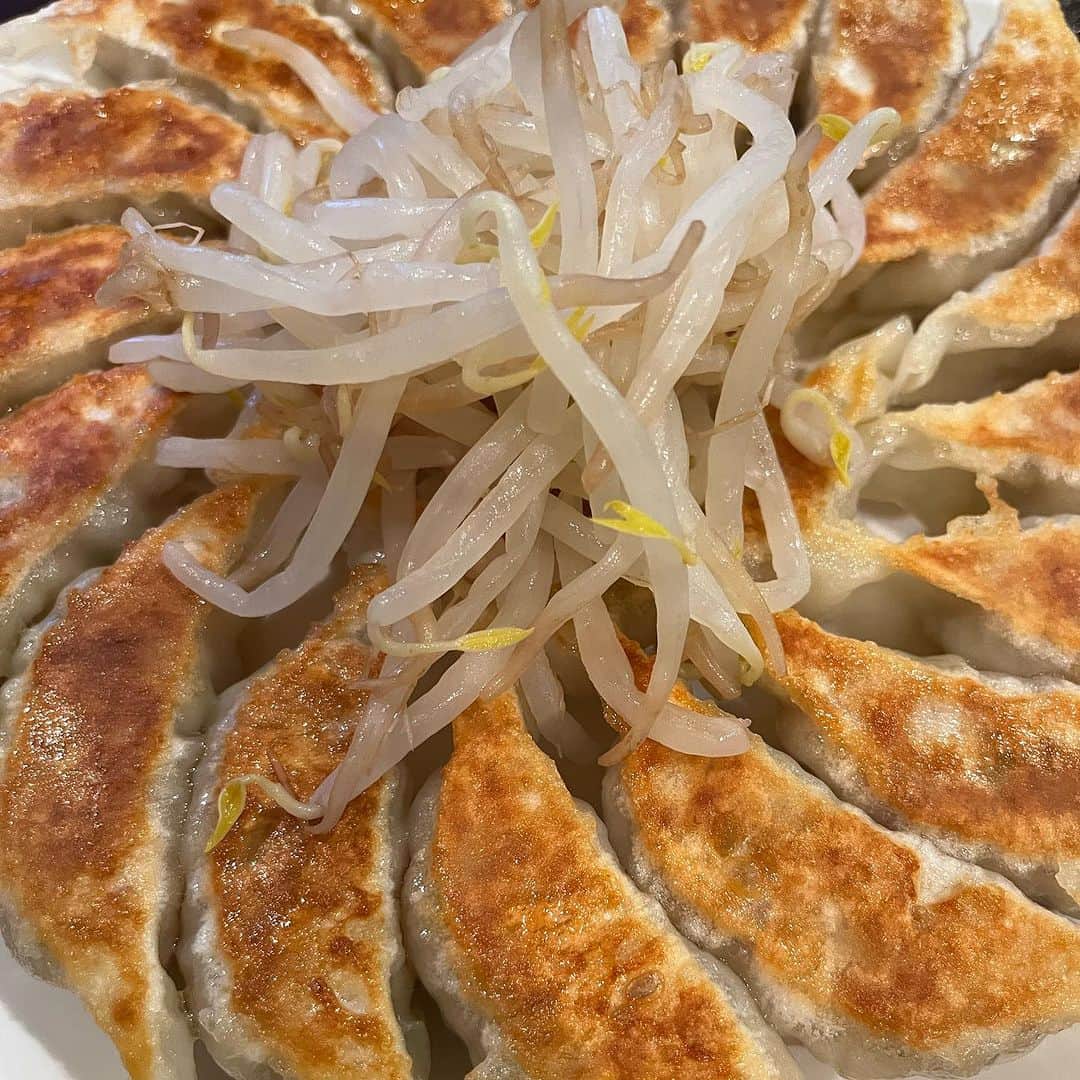 浅田信一のインスタグラム：「浜松餃子「虎鉄」 浜松時代のバンド仲間がやってる餃子屋。 うまいよー^ ^  @kotetsu___gyoza」