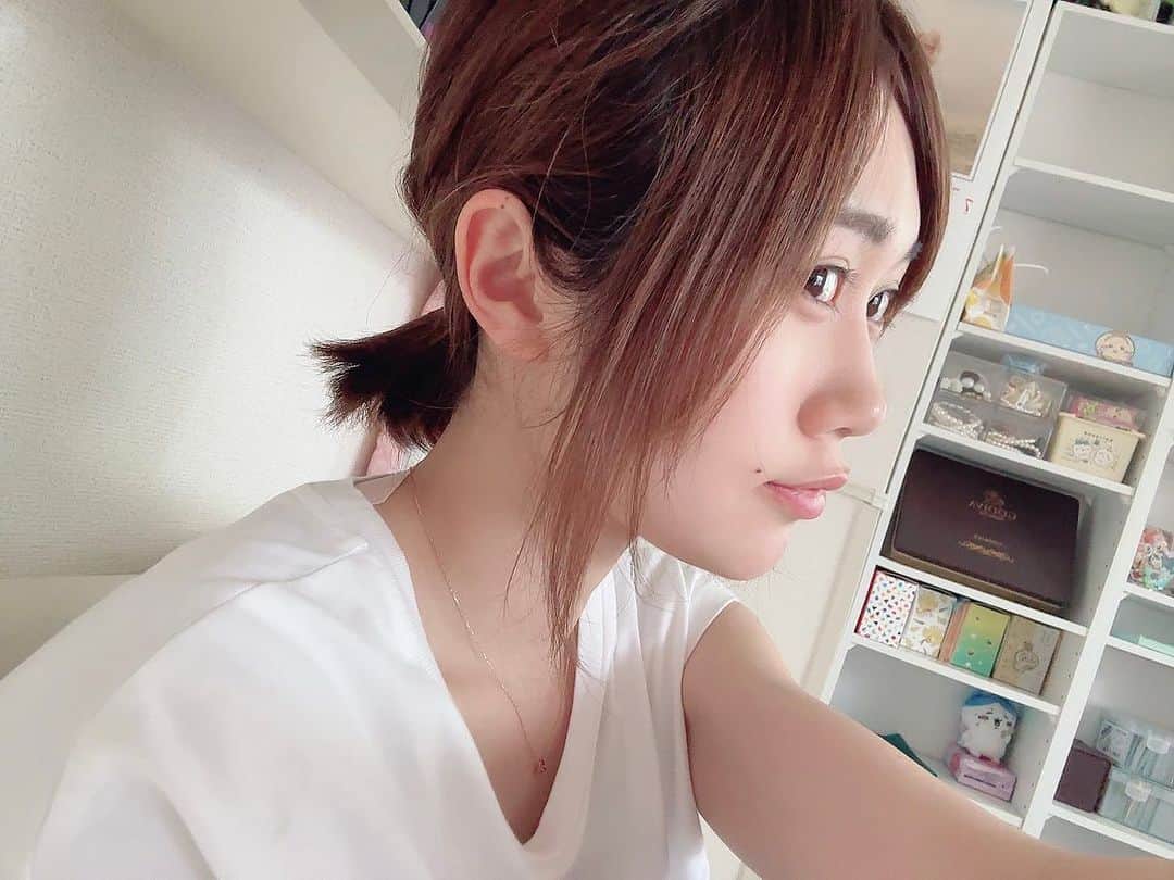 のインスタグラム：「🐰  最近髪を縛ることが多いので、 可愛い髪ゴムを買うのがマイブームです♡‬  ダイソーでもプチプラ激カワなの見つけたんだけど、 せっかく縛ったのに見えない！Σ(°∀° ) キラキラ付いてるやつで縛ってます...🥹✨  ちなみにこんなにあるんだけど、  すでに1本猫様に壊されました。笑  だからプチプラくらいがいいんです☺️  高いのだと、怒らないけど悲しいので...(小声)  また可愛いの見つけたらご報告します🥰  ． ．  #プチプラ  #プチプラコーデ  #ヘアアレンジ  #横顔  #ショートヘア  #ヘアゴム  #大人女子  #ねこのきもち  #shorthair  #hairarrange  #catlovers  #feet」