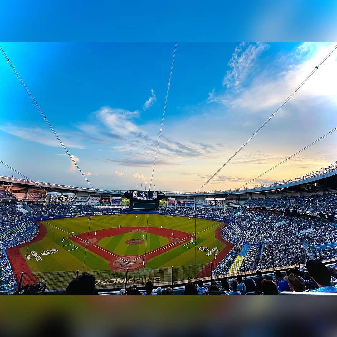 ICCHANのインスタグラム：「. 【野球観戦⚾ ✨】 最近はZOZOマリンスタジアム🏟に観戦に行くことが多いです👀🌈 . ロッテvs巨人戦、ヤクルト戦、西武戦と色々行けてて嬉しい🥰 . 近々では7/4.5のロッテvs西武の2試合を観戦しました🧢✨ . 7/4の11回裏までの両者1歩も譲らない延長の試合も見応え抜群😭😭 . そして7/5には佐々木朗希選手の12球団最速の100奪三振や160キロを優に越す投球等も沢山観れて感激でした。 . 今日の東京ドームも手に汗握る試合ですごく現地行きたかったなぁあ😭😭 . ZOZOマリンは風が吹くと寒い時もあるのでグッズでブランケット購入したんですがこれがまたとても使い心地が良きでした✨ . 球場飯も美味しくていつももつ煮は外せない。。芋豚カレーも本当に美味しかったです🔥 . 色んな球団の試合を観に行けて嬉しい今日この頃。 巨人のオレンジタオルとかもゲットしちゃったりして、各球団のグッズも集めたいし球場飯も食べ尽くしたい。。 . まだまだこれからいっぱい観戦行くぞ～っ🥰✨」