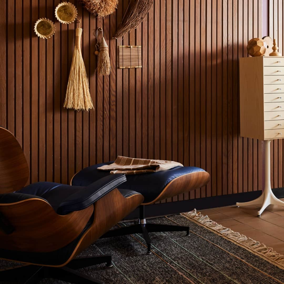 Herman Miller （ハーマンミラー）のインスタグラム：「How do you like to work? Whether you need artful storage to stay organized, restful lounge chairs for brainstorming, or science-backed ergonomic chairs to keep discomfort at bay, see all the ways you can personalize the workspace for your needs. Link in bio to shop our customizable essentials.」