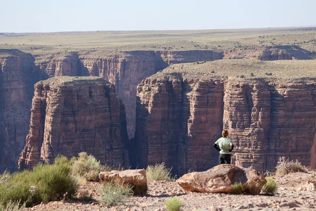 長岡萌映子のインスタグラム：「. . 🇺🇸 別の視点からバスケを学ぶ旅🏀✈️ 現地ではうまくいかない事も沢山あったけど、会いたかった人と話すことで勉強したかった事が少し前進したような気がします。 環境を変え、色々な経験をすることは私にとって本当に良い刺激！ . 今回一緒に旅をしてくれたマイさん @maiayabe  LAで再会したヒロさん @h1632  最初と最後にお世話になりっぱなしのベティさん @bettysuzuki79  そしてミロシュ @milossarcev  本当にありがとうございました。この旅をより楽しく、より学ぶマインドにしてくれた4人には感謝しかないです。☺️ . . 広大な大地を見て、自然が偉大すぎて、人間てちっぽけだなって感じた。私もまだまだ。 また一歩ずつ頑張ろ👣 .」