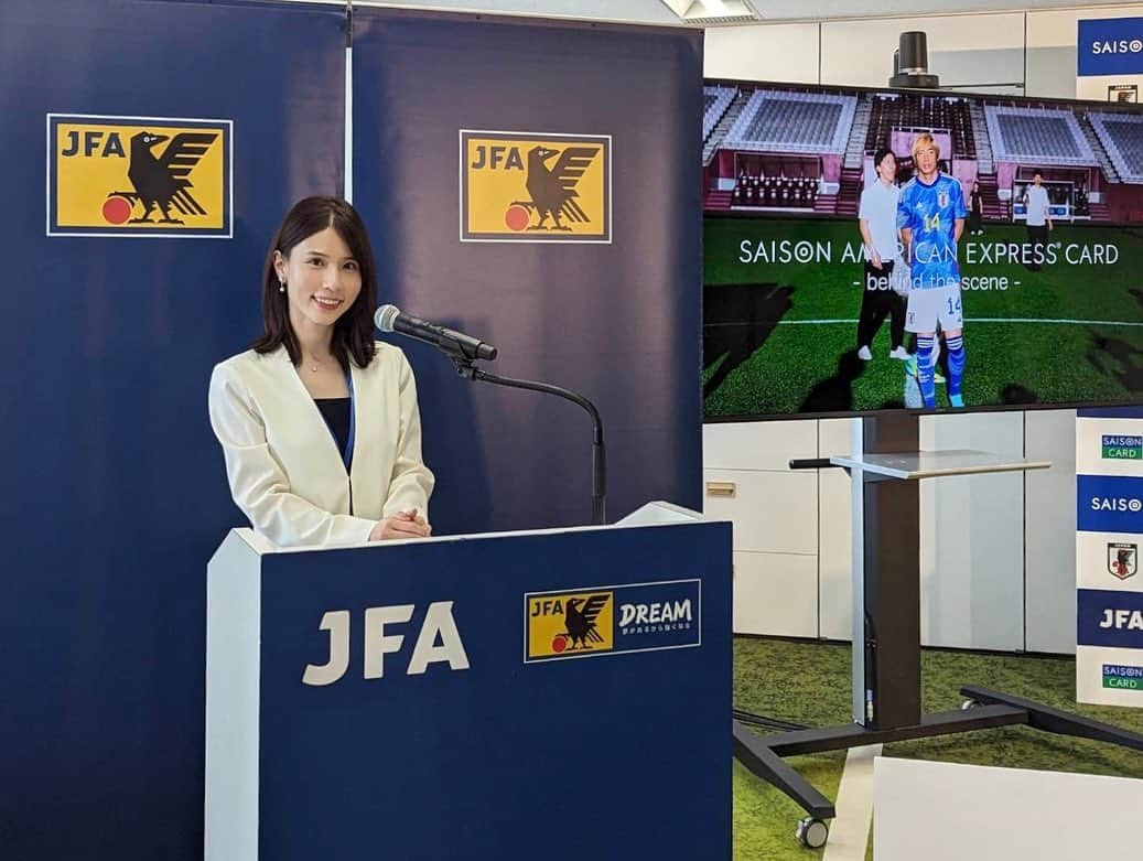 芦崎愛さんのインスタグラム写真 - (芦崎愛Instagram)「🇯🇵  日本サッカー協会と株式会社クレディセゾンの JFAメジャーパートナー契約締結の記者発表が行われました。  アンバサダーに就任された伊東純也選手もご登場！ CMでも共演した宇宙人たちとのリフティング対決などで 盛り上げて下さいました✨ . . 以前ベルマーレの応援番組をやらせて頂いていたのですが、 それ以来のサッカーのお仕事だったような気もします。 サッカー観に行きたいなぁ。 いまだに私をフォローして下さっている みんベルファミリーの皆さま！ いつかご一緒したいです⚽️💚  #soccer  #samuraiblue」7月6日 14時24分 - mana_ashizaki