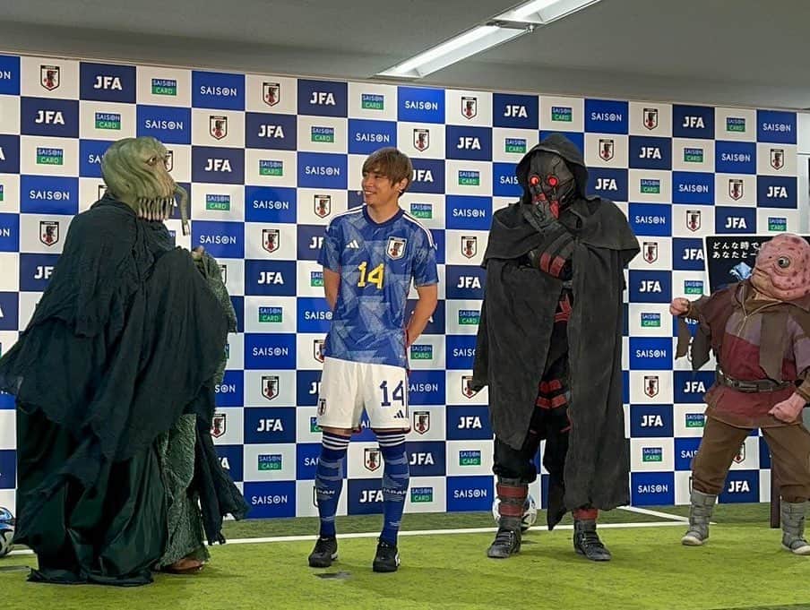 芦崎愛さんのインスタグラム写真 - (芦崎愛Instagram)「🇯🇵  日本サッカー協会と株式会社クレディセゾンの JFAメジャーパートナー契約締結の記者発表が行われました。  アンバサダーに就任された伊東純也選手もご登場！ CMでも共演した宇宙人たちとのリフティング対決などで 盛り上げて下さいました✨ . . 以前ベルマーレの応援番組をやらせて頂いていたのですが、 それ以来のサッカーのお仕事だったような気もします。 サッカー観に行きたいなぁ。 いまだに私をフォローして下さっている みんベルファミリーの皆さま！ いつかご一緒したいです⚽️💚  #soccer  #samuraiblue」7月6日 14時24分 - mana_ashizaki