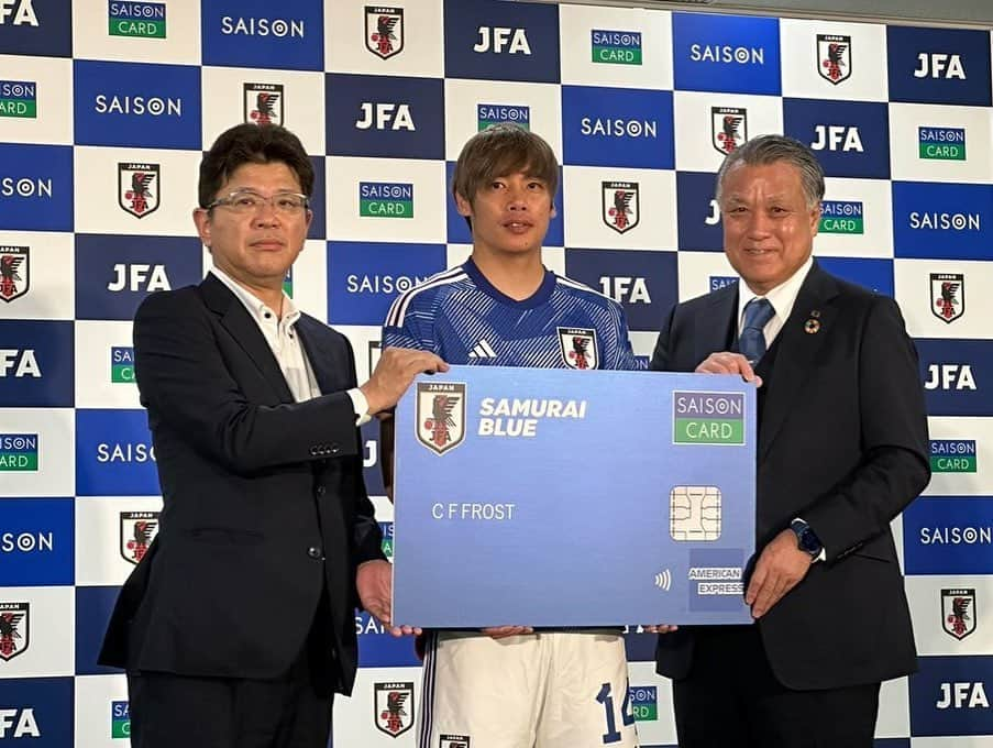 芦崎愛さんのインスタグラム写真 - (芦崎愛Instagram)「🇯🇵  日本サッカー協会と株式会社クレディセゾンの JFAメジャーパートナー契約締結の記者発表が行われました。  アンバサダーに就任された伊東純也選手もご登場！ CMでも共演した宇宙人たちとのリフティング対決などで 盛り上げて下さいました✨ . . 以前ベルマーレの応援番組をやらせて頂いていたのですが、 それ以来のサッカーのお仕事だったような気もします。 サッカー観に行きたいなぁ。 いまだに私をフォローして下さっている みんベルファミリーの皆さま！ いつかご一緒したいです⚽️💚  #soccer  #samuraiblue」7月6日 14時24分 - mana_ashizaki