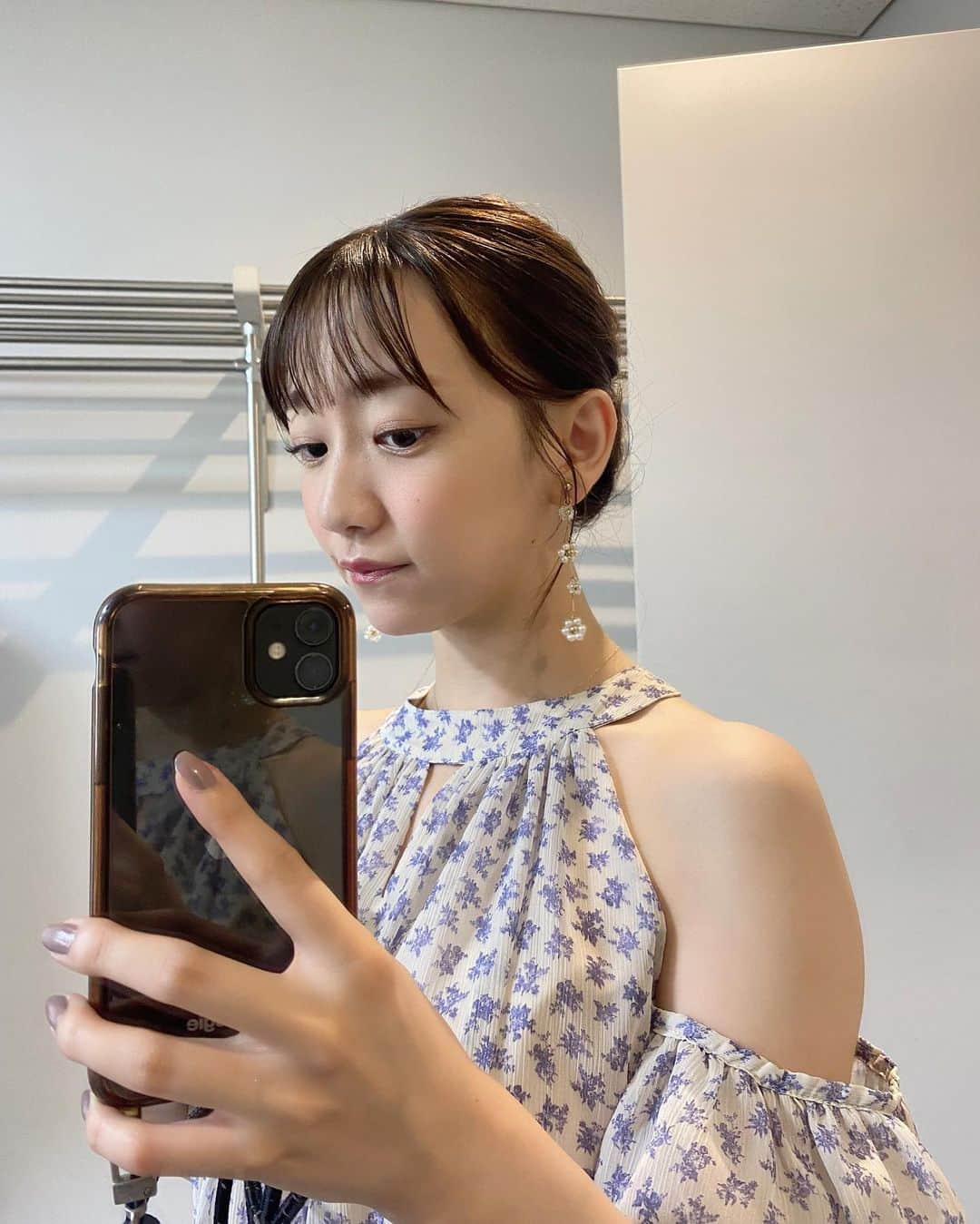 関根優那さんのインスタグラム写真 - (関根優那Instagram)「記者会見の衣装✾❀ ⁡ ⁡ 展示会でみたとき、華やかで可愛くて一目惚れ✌︎ ⁡ お花のイヤリングはポコチャCM撮影の時浴衣でつけて 可愛くて買い取ろうとしたらスタッフさんがプレゼントしてくれたもの❀ ⁡ ⁡ 「アイドルだった俺が配達員になった」 BSフジにて放送中です✌︎ TVerにて見逃し配信もあります〜！ ⁡ ⁡ #crayme #charlesnkeith」7月6日 14時24分 - yuuna__sekine