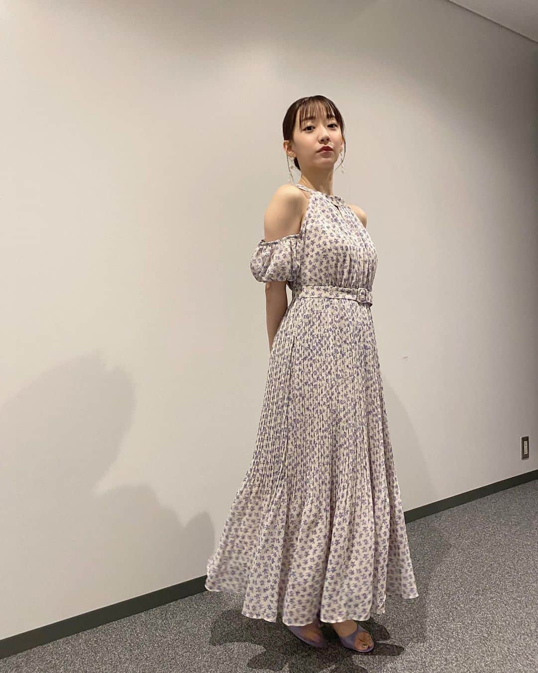 関根優那さんのインスタグラム写真 - (関根優那Instagram)「記者会見の衣装✾❀ ⁡ ⁡ 展示会でみたとき、華やかで可愛くて一目惚れ✌︎ ⁡ お花のイヤリングはポコチャCM撮影の時浴衣でつけて 可愛くて買い取ろうとしたらスタッフさんがプレゼントしてくれたもの❀ ⁡ ⁡ 「アイドルだった俺が配達員になった」 BSフジにて放送中です✌︎ TVerにて見逃し配信もあります〜！ ⁡ ⁡ #crayme #charlesnkeith」7月6日 14時24分 - yuuna__sekine