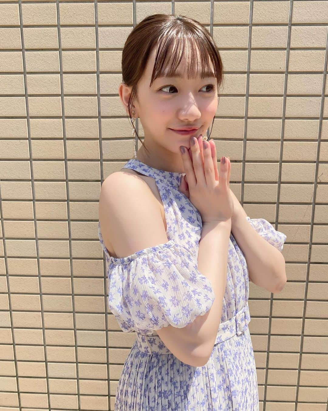 関根優那さんのインスタグラム写真 - (関根優那Instagram)「記者会見の衣装✾❀ ⁡ ⁡ 展示会でみたとき、華やかで可愛くて一目惚れ✌︎ ⁡ お花のイヤリングはポコチャCM撮影の時浴衣でつけて 可愛くて買い取ろうとしたらスタッフさんがプレゼントしてくれたもの❀ ⁡ ⁡ 「アイドルだった俺が配達員になった」 BSフジにて放送中です✌︎ TVerにて見逃し配信もあります〜！ ⁡ ⁡ #crayme #charlesnkeith」7月6日 14時24分 - yuuna__sekine