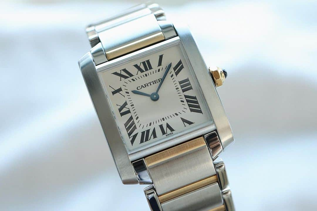 HIROBのインスタグラム：「Vintage Cartier Tank Francaise  夏に向けてオススメのコンビタイプ。 艶消しのイエローゴールドが優しい印象の腕元を演出してくれます。  #hirob #baycrews #vintagewatch #vintagebag #vintageaccessories #vintagecartier #cartier #cartierwatch #cartiertank #tankfrancaise #ヒロブ #ベイクルーズ #ヴィンテージウォッチ #ヴィンテージバッグ #ヴィンテージアクセサリー #ヴィンテージカルティエ #カルティエ #カルティエタンク #タンクフランセーズ」