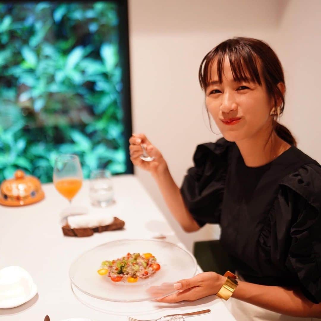 前田有紀のインスタグラム：「先日結婚記念日があり、ランチで北鎌倉のLa Vallee d'Orさん　@la_vallee_dor へ。6月に北鎌倉にオープンしたばかり。相模湾の魚や鎌倉野菜を使った本格的なフレンチが楽しめました。 一皿一皿に、盛り付けにも味わいにも驚きと美味しさが散りばめられていて、楽しくて楽しくて至福の時間だったぁ。 私達の日常は共働きでいつも綱渡り。夫婦ともにドタバタしていて効率重視になってしまい、ゆっくりと会話をすることがなかなかないため、すごく久しぶりの息抜きになりました。　　  ・しらすとアボカドのタルト たまごとキノコ ・Thon rouge Etaler 三崎港のマグロとトマトの彩り ・Turbot et courgette ズッキーニをまとった相模湾の平目の蒸し焼き ・Deux varietes de veau 仔牛背肉のローストとコンテクリームの球体　赤ワインソース ・Clafoutis Claudine クロディーヌさんが毎年お庭で収穫したさくらんぼで作ってくれた思い出のデザート　 ・Hortensia ブランマンジェと爽やかなシャルトリューズのソルベ 北鎌倉の紫陽花のイメージで  記念日ということでお祝いのケーキもご用意いただき、ご夫婦が過ごされたバレンタイン村の賞状のサプライズ！金谷ご夫婦の優しいおもてなしが心に残りました。新婚旅行もフランスだったので、ちょこっとフランスの話もしてまた旅に出たくもなりました。 私が予約時に7周年と伝えていたのですが、よくよく計算してみると8周年でした・・・！  ヴァレドールさん、北鎌倉にお越しの際には予約の上でぜひ訪れてみてください。 @la_vallee_dor」