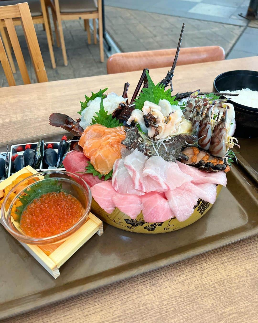 トミックのインスタグラム：「15,000円の刺身定食🐟  #トミック  #tomikkunet #youtuber  #youtuber好きな人と繋がりたい  #料理  #料理好きな人と繋がりたい  #japanese  #cooking #海鮮丼 #和歌山  #和歌山グルメ  #黒潮市場  #寿司 #寿司屋  23.06.15」