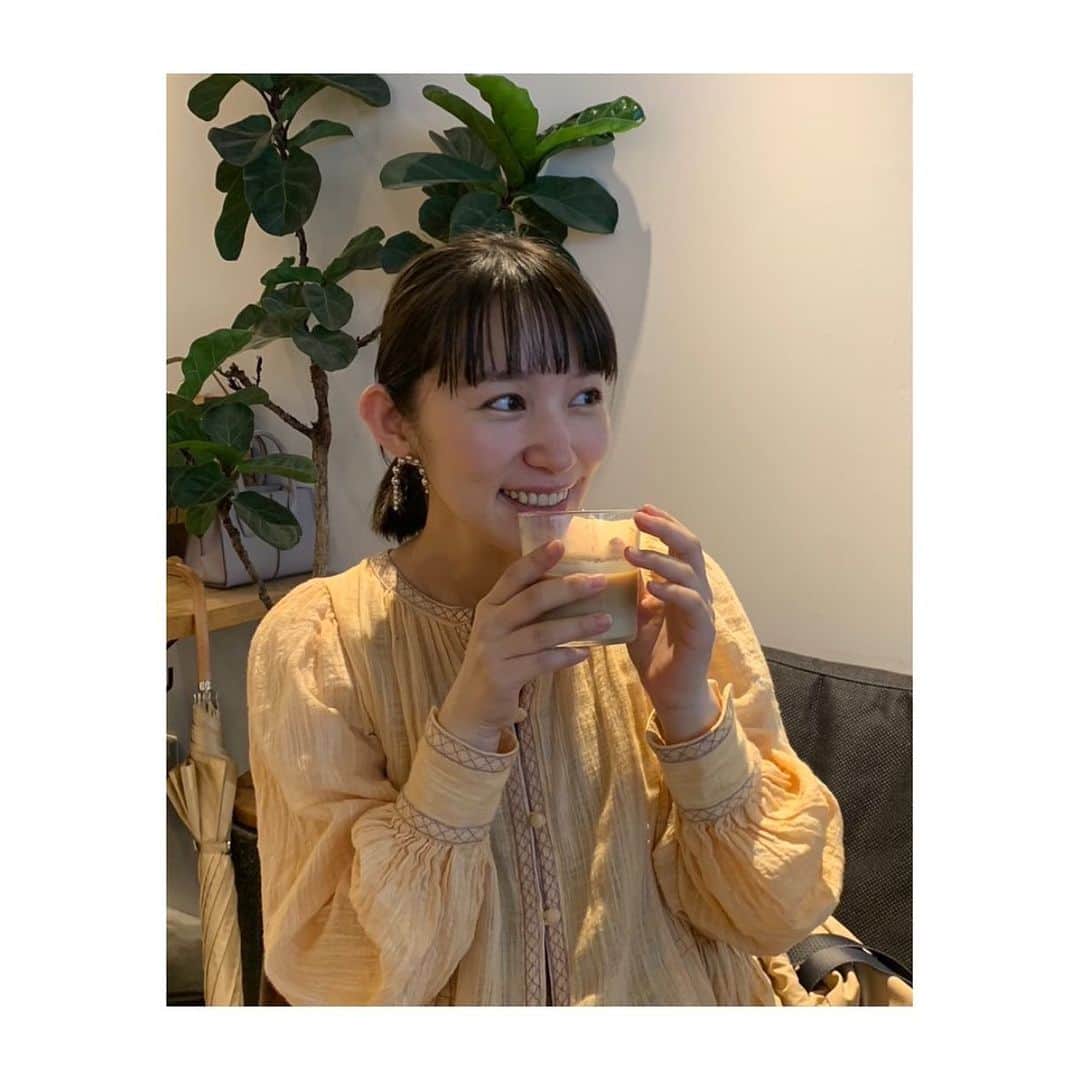 徳永えりのインスタグラム：「... 今日も暑いなぁ🌳 水分補給を忘れずにお過ごしくださいね☺️  先日ずっとやりたかった釣りに行きました🐟 小さい頃から父によく連れて行ってもらって、 子ども用のマイ釣竿も持っていたくらい大好き🤟 今回は初めてフライフィッシングをしましたが、 時間を忘れ気付けば夢中で竿を振っていたわたし🎣 ただ黙々と自然と対話する感覚が心地よくて、 心も体もリフレッシュすることができました🌱 楽しかったなぁ！またやるぞッ✊🏻  写真は釣りとは全く関係ないけど、 お気に入りのワンピースを着て友達とお茶した日☕️ これもまたリフレッシュタイム🌼」