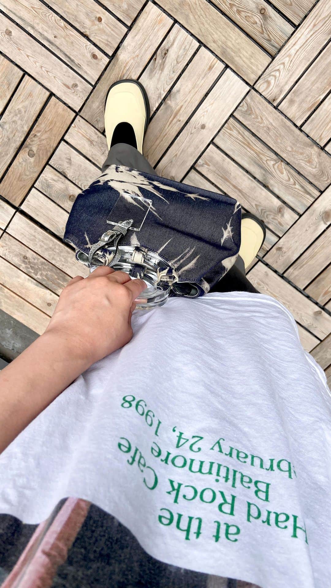 のインスタグラム：「NEW IN 👜 Washed denim bag with clear plastic handle Y2K MOOD #CelineVintage   ▼Customer service English/Chinese/Korean/Japanese *Please feel free to contact us! *商品が見つからない場合にはDMにてお問い合わせください   ▼International shipping via our online store. Link in bio.  #tokyovintageshop #오모테산도 #omotesando #aoyama #表参道 #명품빈티지 #빈티지패션 #도쿄빈티지샵  #ヴィンテージファッション #ヴィンテージショップ」