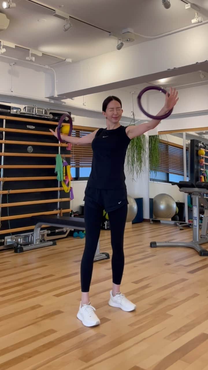 のインスタグラム：「Workout💪🏻 久しぶりのアームフラフープで 二の腕をいじめました💦 肩の上げ下げと、回しながら腕を 動かしてます！難しかったー😬！ 辛すぎると笑えてきますね🤣 : 今日はこれからお仕事です✨ #花トレ #トレーニング  #ワークアウト #ジム  #gym #workout」