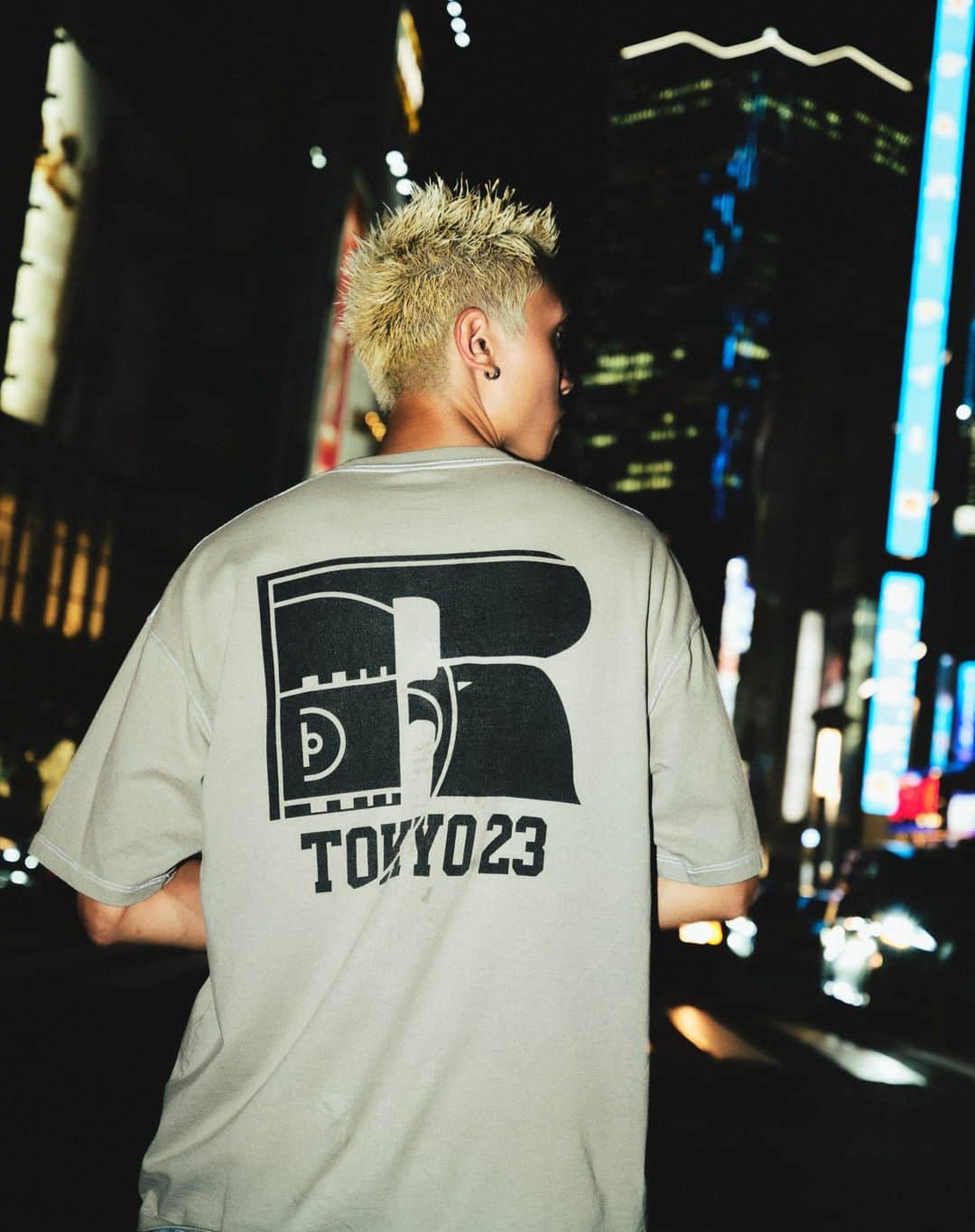 McGuffinさんのインスタグラム写真 - (McGuffinInstagram)「⚡️McGuffin Street News⚡️  独自のバスケットボールカルチャーを発信するショップ「TOKYO 23」が 長い歴史を誇るトラディショナルなブランド「RUSSELL ATHLETIC」とのコラボTシャツを発売！  @tokyo23basketball  @russell_athletic_japan   　100年以上の歴史を誇るアメリカ発の老舗ブランド「ラッセル アスレティック」と「トウキョウ 23」によるコラボレーションTシャツが登場いたします。  　ラインナップされるのは、防縮加工を施したヘビーデューティーなハイコットンを使用した「トウキョウ 23」別注Tシャツ。  今回のコラボレーションのためにスペックした「ラッセル アスレティック」スクエアネームが裾に付属し、左袖口には「トウキョウ 23」のオリジナルワッペンがアクセントとしてプラスされています。  　330gのコットン100%によるヘビーウェイトな生地感で一枚でも着回しが可能。さらに、ウォッシュ加工でエイジングなルックスを表現しています。最大のポイントとしてフロントとバックには今作のために作られた「トウキョウ 23」らしいコラボグラフィックを大胆にデザイン。 トラディショナルなブランドと「トウキョウ 23」がタッグを組んだ随所にこだわりを感じられるコラボレーションTシャツです。 　発売は、7月8日(土)TOKYO 23、atmos オンラインにて。  #tokyo23basketball #tokyo23 #russelathletic #basketballfashion #streetbasketball #basketball」7月6日 14時36分 - mcguffin_official