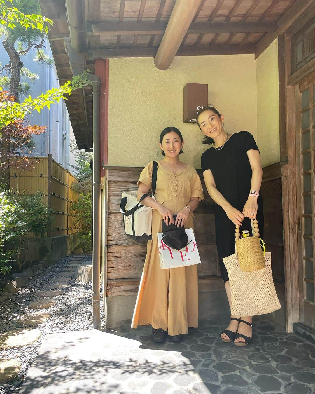 白木夏子さんのインスタグラム写真 - (白木夏子Instagram)「鎌倉のエンソウ @enso_osaji 麻実さんと初訪問。 麻実さん、HASUNAフル装備（ピアス、ネックレス、ブレスレット、リング）で来てくださり涙出る😭ありがとうございます！！ 経営の話や、中学受験の話など聴かせていただけて貴重な時間でした。  最近忙しすぎてお昼ご飯は立ち食い蕎麦がメインだったので（立ち食い蕎麦ももちろん美味しいけどー！！）滋味深い味わいのお料理と、丁寧に選ばれた器ひとつひとつに感動と感謝の気持ちでいっぱいです🙏ありがたや…仕事がんばります」7月6日 14時47分 - natsukoshiraki