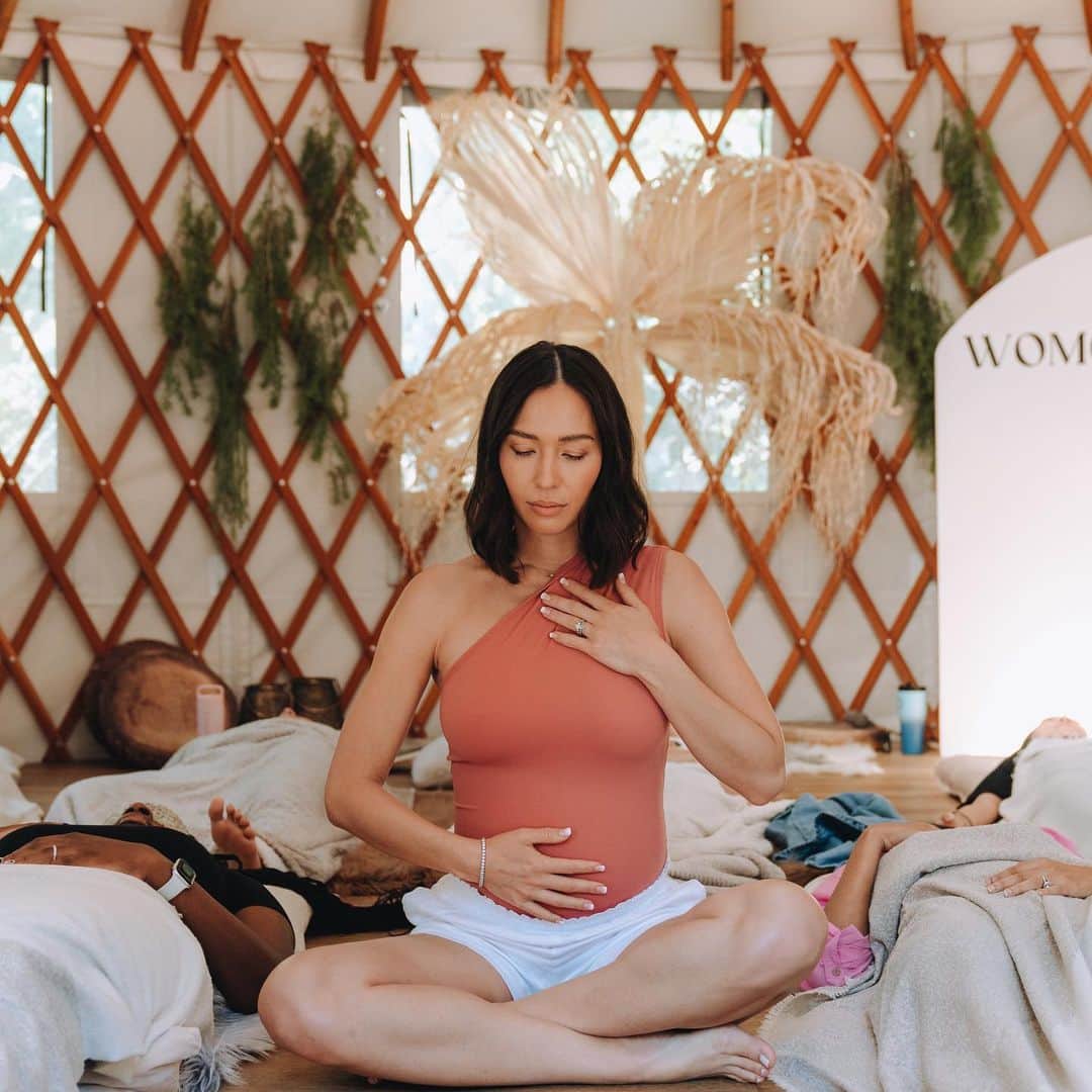 Livのインスタグラム：「So…I’ve planned a #solobabymoon! These images from 4 day work trip to Singapore carrying only the baby in my belly sparked a desire to connect to myself and make space in my heart for this new human being, but before I go I am offering a virtual get away on July 14th 💞✨full deets at link in bio   I have been speaking about the benefits of breathwork on @fitsphere_bylivlo for many years - how it's impacted my emotional well-being and given me an emotional hygiene practice. Only now science is catching up to the seemingly mystical benefits of breathwork. Right now, as you read and I write this, we are only breathing with 33% lung capacity which means we are not fully taking in "life force" - oxygen into the body. Many of us don't breathe with our diaphragm as we did as children. This forgotten fundamental layer of our well-being is something every doctor will check on when you are sick - are you breathing ok? Every instructor in any class will cue the breath in and out and remind us to breathe more. The truth is we need a lot more oxygen, so we need to practice breathing techniques and patterns that allow us to discover the breath's full potential.   I am looking forward to guiding you on this journey and I hope you can make the time to join us for this special offering. #fridaynightin #selfcafe #womom  @wearewomom #breathislife 📸: @albertvincentwu」