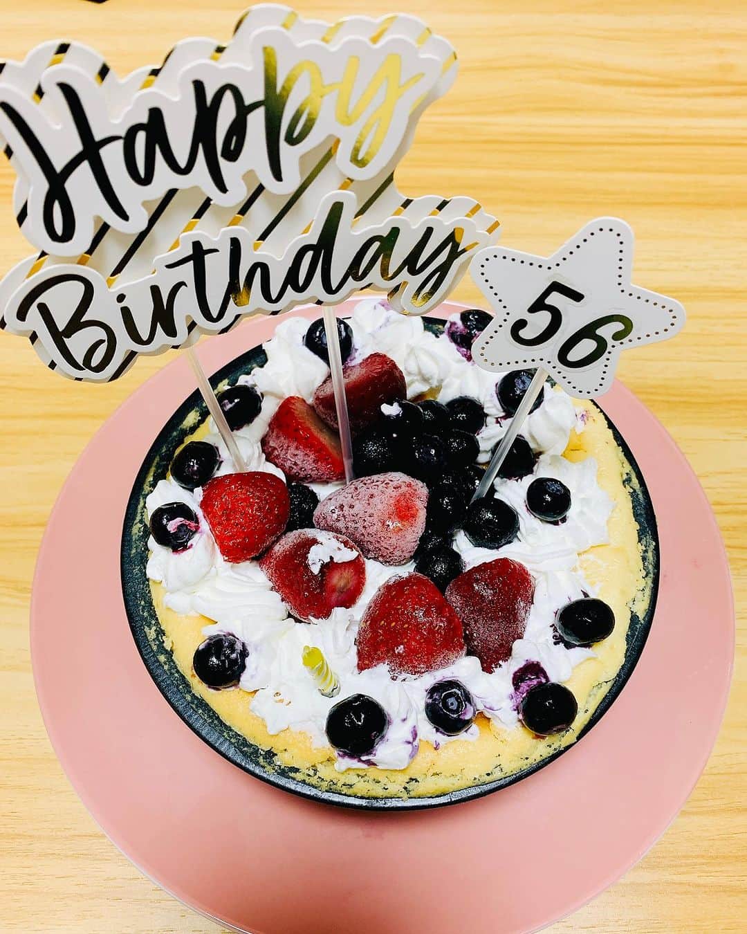 幹てつやのインスタグラム：「いつの間にか…、 56歳になりました‼︎  気持ちは30代でいます。  そこんとこ、ヨロシク！  #誕生日 #幹てつや #56歳 #誕生日ケーキ #手作りケーキ #ベイクドチーズケーキ #幹てつや」