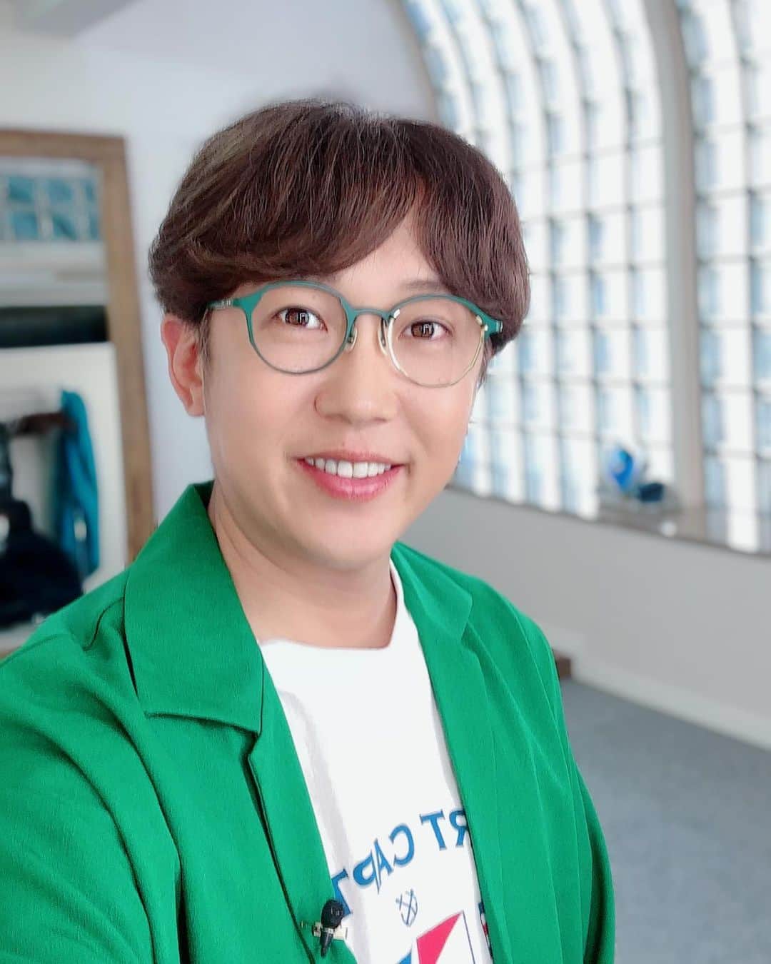 金子貴俊のインスタグラム：「今日はスタジオで撮影！ 汗っかきの私としては、この時期の室内ロケは助かります。タメになるお話しを伺って私生活を見直さなければなぁー。 より楽しい毎日を過ごせるように心がけなければね♪ 皆様も素敵な一日をお過ごしください✨」
