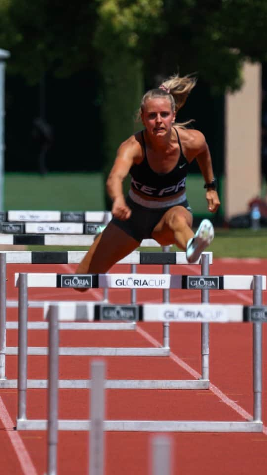 メッテ・グラスゴワールのインスタグラム：「Mette Graversgaard is the Danish national record holder for the 50m hurdles (7.28 sec, Aarhus 2015), 60m hurdles (7.92 sec, Istanbul 2023) and 100m hurdles with a time of 12.83 sec (Savona, 2023).  #GloriaSportsArena #WhereChampionsTrain #HomeofChampions #TrackandField #Hurdles #MetteGraversgaard」