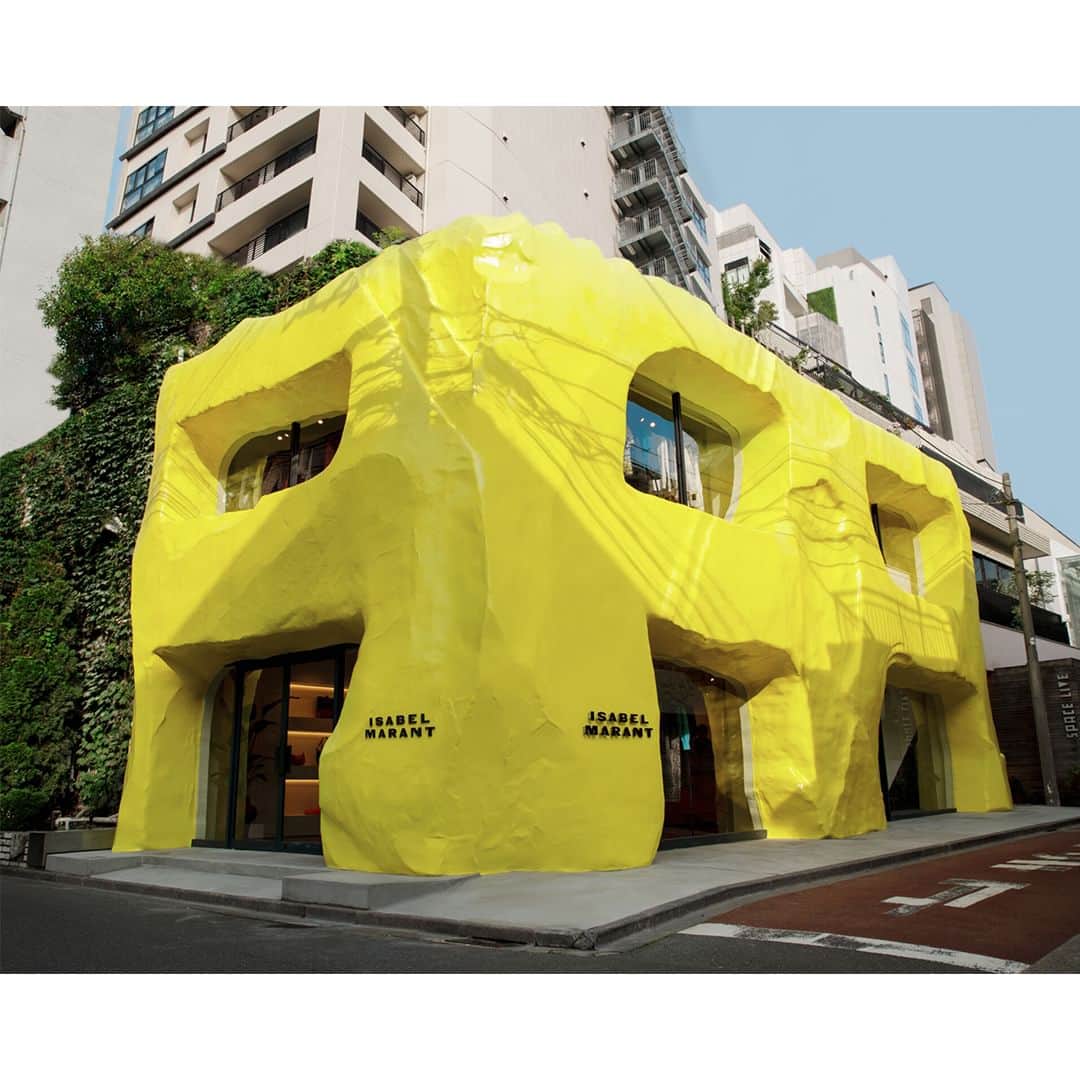 UOMOさんのインスタグラム写真 - (UOMOInstagram)「東京・青山にアートな新名所。 イザベル マランが新旗艦店「イエローハウス」をオープン  2023年7月6日（木）、東京・南青山にイザベル マランの新たな旗艦店がオープンする。鮮やかなイエローが目を惹く、巨大なオブジェのような店舗だ。  フランス発のファッションブランド「イザベル マラン（ISABEL MARANT）」の新旗艦店が東京・南青山に誕生。印象的で大規模なアートワークのような建物は、日本人彫刻家・曽根 裕氏と生み出したもの。テーマは黒曜石。曽根氏が黒曜石の形状のロジックに従い、新しいユニークなフォルムを作り上げた。  記事の続きはWEB UOMOで▶▶ https://www.webuomo.jp/fashion/311745/  #イザベルマラン #ISABELMARANT #イエローハウス #uomo #uomo_magazine #webuomo」7月6日 15時00分 - uomo_magazine