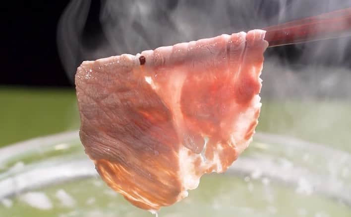 【公式】『ノンストップ！』さんのインスタグラム写真 - (【公式】『ノンストップ！』Instagram)「今週のいただき！#ハウマッチ  今回は、 #沖縄県 の絶品お取り寄せグルメ #究極のあぐーしゃぶしゃぶ セット をハウマッチ！  希少価値の高い #沖縄 が誇るブランド食材 #あぐー豚を食べられます👏👏  今回のセットには、 もうひとつの主役である #沖縄 の海で養殖された #モズク や #沖縄 の海水で作った塩と 特製の #シークヮーサーポン酢 が付いていて、 特に1週間寝かせた特製の #シークヮーサーポン酢 は #あぐー豚ともとも相性抜群！！🤤  今回の勝者は #大久保佳代子 さんです！✨  久しぶりの勝利！！ おめでとうございます🎉🎉🎉  こちらの商品は、#燦別邸 の 公式オンラインショップより購入可能です！   注文が混み合う可能性がございますので、 予めご了承ください。  次回はどんな商品が登場するのか、 目が離せません！！👀🙌🙌 お楽しみに⭐️🧏‍♂️  #燦別邸 #あぐー豚 #究極のあぐーしゃぶしゃぶセット #沖縄県」7月6日 15時00分 - nonstop.staff