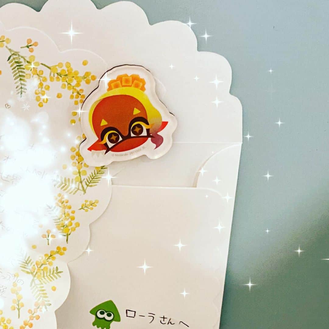 横沢ローラのインスタグラム：「スプラファンのHちゃんからいただいたお手紙とウツホマグネット。7/1はスプラファンのみんなも遊びにきてくれて最高だった。これも宝物にしよっと。 I got Frye magnet and letter, from a girl who came to our Festival of TOKYO Amanogawa.  I received many gifts and letters since Nintendo announced that I did the VA for Utsuho/Frye. All so heartwarming and I am so happy that I am welcomed to the Splatoon community. Thank you so much!! #Splatoon #Utsuho #Frye #TOKYO天の川 #laurayokozawa」