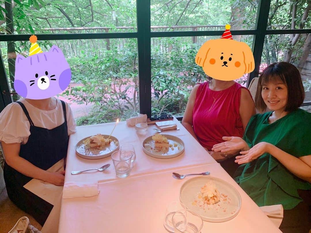 奥村愛子のインスタグラム：「🎉  デビューの頃売ってもらった担当の方のひとりが なんとめでたくご結婚♡ お祝いできたー　うれしい  このお2人、20歳そこそこの何も知らない当時の私に プロモーションやらいろいろ一から教えてくれました。 今でもなにかと相談できる頼れる姉さんたちです。 レコード会社離れてもずっとこういう関係が続くのは とてもありがたいことだなと思う。  いやーめでたい。 うれしすぎてはしゃいでしまいました。 変なネコとイヌのスタンプしてごめんなさい🐈🐕  中目黒でランチ なんかね、2枚目のは パプリカのスープなんだけど おいしいしおしゃれだった。  話尽きずあっという間 今度は旦那さまにも会いにおうちに遊びに行こう〜」