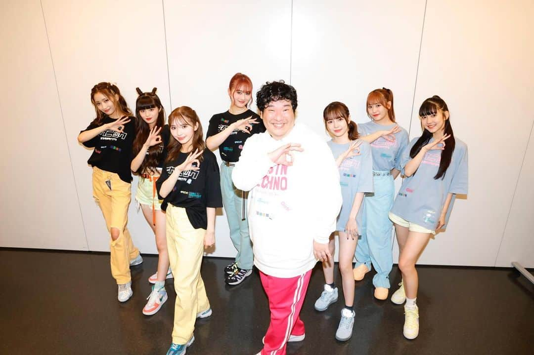 岡崎体育さんのインスタグラム写真 - (岡崎体育Instagram)「girls2のみんなにお誕生日をお祝いしてもらったぜ！！またいつか一緒に対バンしようね！！」7月6日 15時13分 - okazaki_taiiku