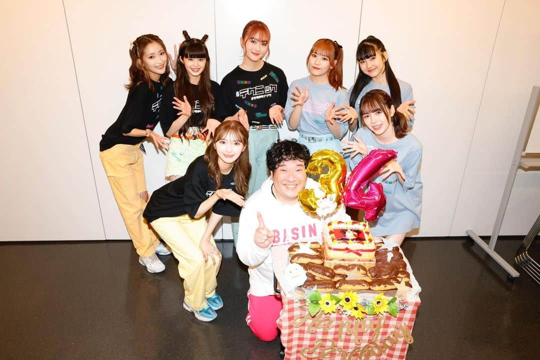 岡崎体育のインスタグラム：「girls2のみんなにお誕生日をお祝いしてもらったぜ！！またいつか一緒に対バンしようね！！」