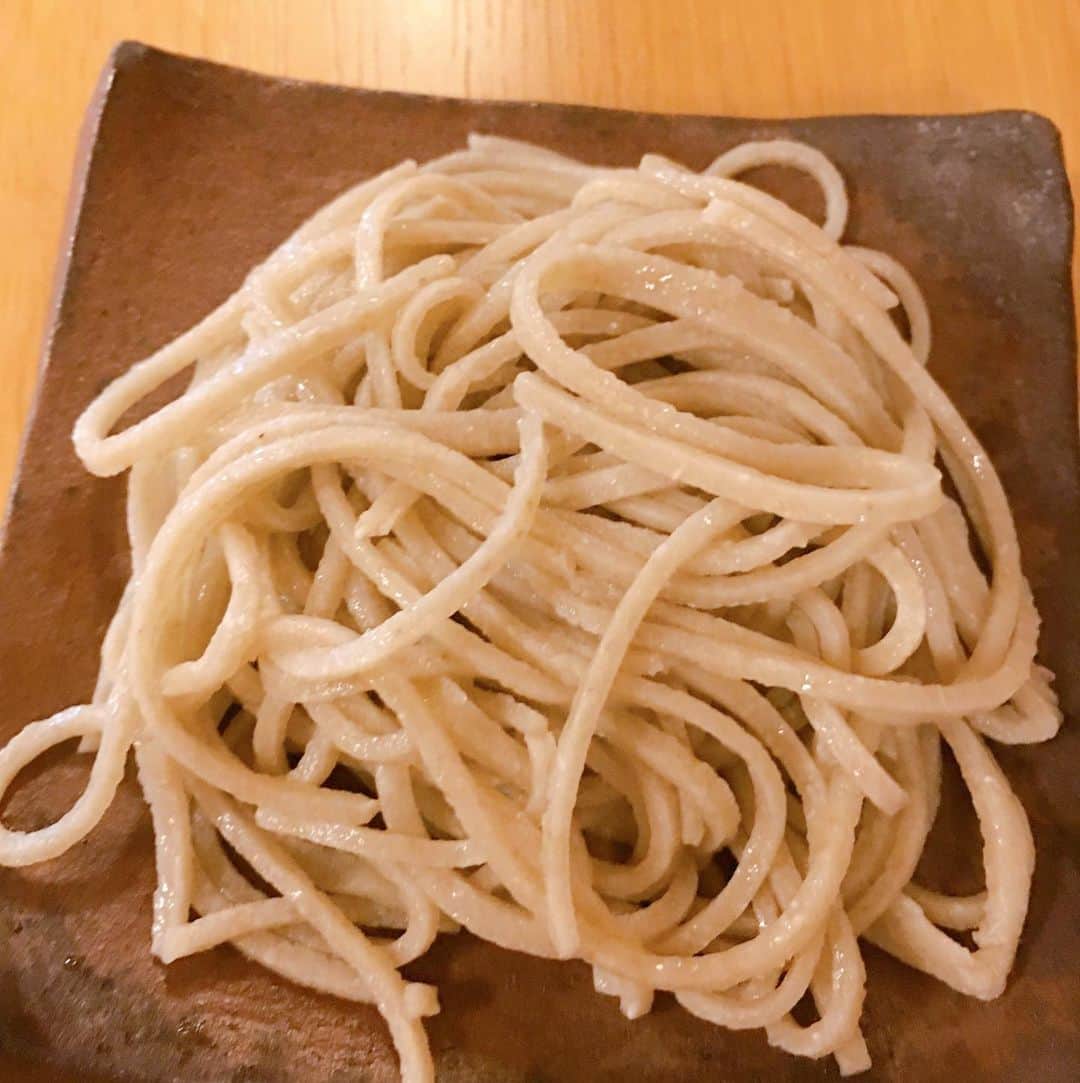 のインスタグラム：「目白にある「蕎麦おさめ」さんへ  永く一定の土地で栽培され、品種改良されていない希少な価値があるという在来蕎麦。  全国に現存する在来蕎麦の旬をとらえ、自家製粉でその個性を最大限に表現されているとのこと。  コース料理で~粗挽そばがき、前菜、玉子焼き、3つの地域の製法違いの在来蕎麦、そば茶プリン~を堪能させていただきました。  なんと言いましても、3種の在来蕎麦を食べ比べしたのは初めて。  濃厚な香ばしさが一気に押し寄せてきたり、穀物系の香りがふわりと浮かんできたり…まず、嗅覚を刺激されるのはたまりません。さらに、口内の感触も遊び心いっぱい。たとえば、白い粒々が浮き出ている長野の粗挽きそばは、しなやかなコシもありながら、喉を通るときにはリズミカルな爽快感♬  塩、わさび、そばつゆはお好みで。  日本酒は、５勺（しゃく）か１合で提供。モダン仙禽純米大吟醸（栃木）と福田純米（長崎）を５勺づついただきました。５勺とは１合（１８０ｍｌ）の約半分ですが、尺貫法の伝統的な容量名を使われているお店の心意気も、個人的にはツボでした。  日本酒を注文する際に「５勺ください」と言葉にしたのも初めてで、心地よい緊張。なんだか新たな扉を開いたような気持ちにもなりました。笑  粋な食体験をさせていただき、心よりありがとうございました✨  #在来蕎麦  #蕎麦おさめ  #日本酒と蕎麦」