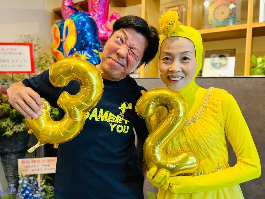 川原ちかよさんのインスタグラム写真 - (川原ちかよInstagram)「2023年7月1日は、 京都は祇園祭のはじまり、 京都大作戦は制限なしでの初日、 α-station FM京都は、 開局32周年のanniversaryでした✨  そんないろいろめでたい日に、 Saturday Junction は京都回！ と言うことで、賑やかにお送りしました！  ラインキャスター百鳥さんも、 もちろん正装！！ 最高🤣  しもぐちくんのラディアントモーニングでの合流コールも、 開局記念日ver.！ 洗いものタスカルさん、今回もナイスなんをありがとう😆💕 「サタジャンが燃えている」 THE YELLOW MONKEYの「太陽が燃えている」 京都大作戦の太陽が丘までかけてくださいました‼️ お見事✨ しもぐちくんもありがとう😉👍️  私は、 大学生の時にアルバイトでα-station に入りましたが、 最初の社屋は、私が子供の頃、 シロツメクサを摘んで遊んでいた空き地に建てられたのです。  人生のいろんな場面での思い出が詰まってる。  リスナーの皆さんにとっても、 人生の節目の時にα-station でこんな音楽かかってたなぁ、ちかよちゃんにメッセージ送ったなぁ、 そんな思い出を作ってもらえるよう、 これからも皆さんの日常生活に、 心に寄り添いながら、 お届けしていきたいと思います。  そんな気持ち新たにオンエアする日が、 サタジャンで、FM大阪のリスナーさん、 Kiss FM KOBEのキスナーさんにも、 全国の皆さんに聴いて頂けてよかったです！  この日は、 #サタジャン3 もめっちゃ呟いてもらったようで、 嬉しかったです。  改めてありがとうございました🥰  最後の写真は、30年以上一緒にいるメンバー！ 皆さんがいてくれたから、今がある。 感謝です。  #αstation  #開局記念日 #サタジャン3 #FM大阪 #kissfmkobe」7月6日 15時08分 - chikayo_baby