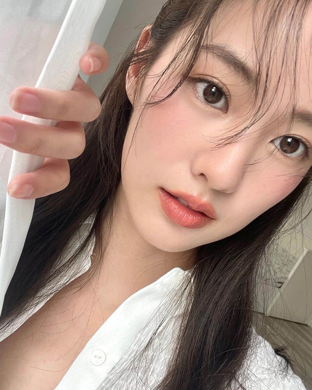 PIMTHAのインスタグラム：「You grow and you glow 🌟  L’Oreal Color Riche ลิปแมทสี Nude ใหม่ชอบแพคเกจมากก ในรูปใช้สี 613 Iced Litchi โทนส้มอมชมพู สีน่ารักมาก ไปตำเลยที่ Watsons! #LorealMakeupTH」