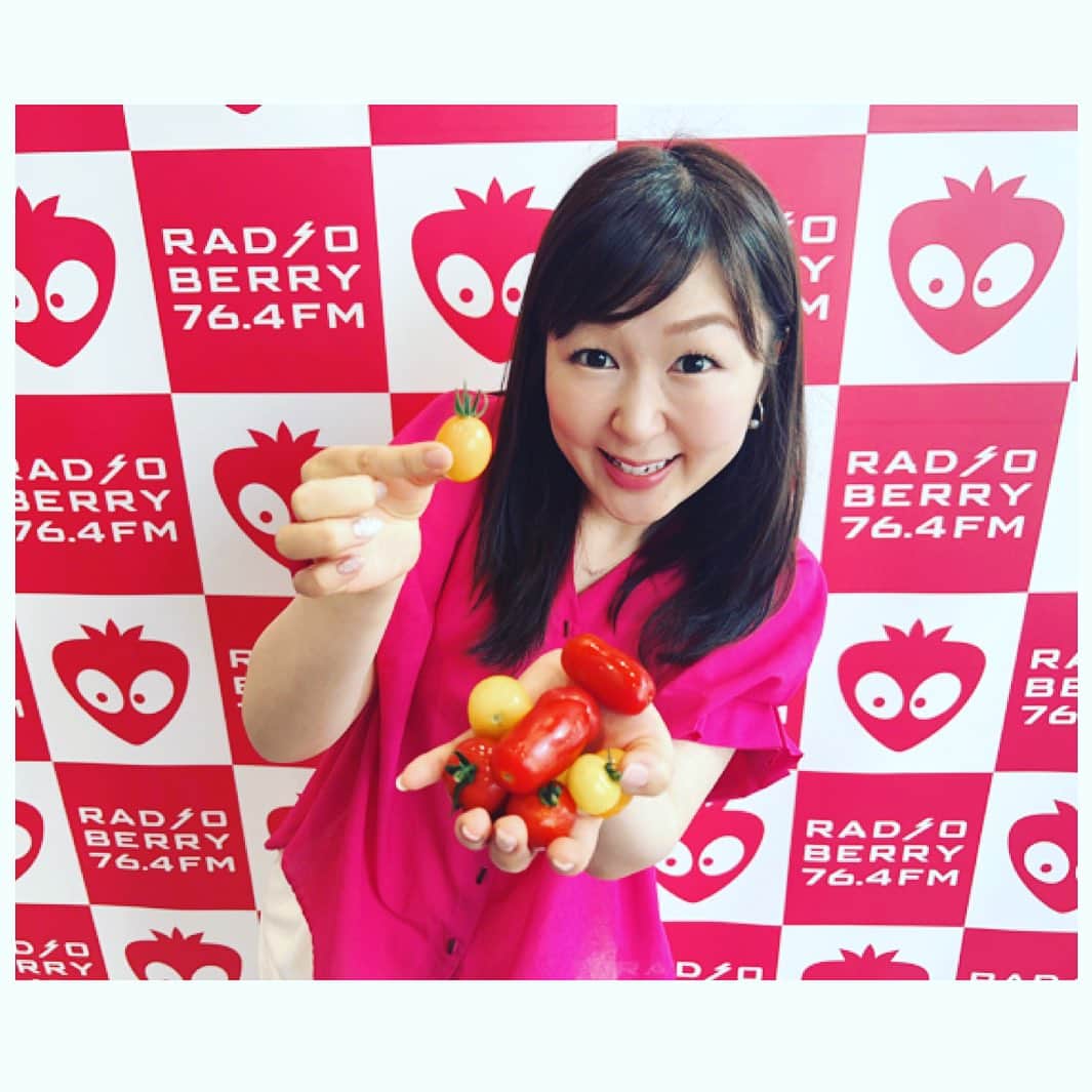 吉澤美菜のインスタグラム：「RADIO BERRY朝7時30分〜のB-SIDE WAVE木曜日✨ 今日もありがとうございました💖  今回は、トマトーーク！🍅  写真は家の庭でとれたトマトだよ〜✨ Googleで「トマト祭り」を検索して🍅をクリックしてみてね🎵  マンガは原作 #稲垣理一郎 先生 作画 #池上遼一 先生の #トリリオンゲーム をご紹介❣️ 14日から始まるドラマも楽しみですね〜✨  来週も聴いてミーナ💕 #rberry #BSW #マンガ #漫画 #マンガと吉澤 #栃木 #ミーナ #吉澤美菜 へのご依頼は、HPお問い合わせフォームからどうぞ✨ https://favorite-voice.com/inquiry/」