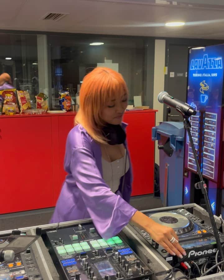 Tigarah e Lauraのインスタグラム：「C’était top de mixer chez @mouv surtout le dernier jour de la saison dans cet endroit ! Merci beaucoup @muxxa____ de m’inviter🥳💜 Et merci pour le super équipe, c’était super fun💜💜  Au fait, je viens de renouveler mon titre de séjour pour 4 ans! Merci pour vos messages, je reste encore en Fraaaance😄✨  フランスのアーティストVISAを新たに4年更新することができましたー！😄✨なんか海外移住、海外生活、海外企業について今度トークライブやろうかなと思ってます✨たまに質問来るので、今度企画しまーす🙋‍♀️」